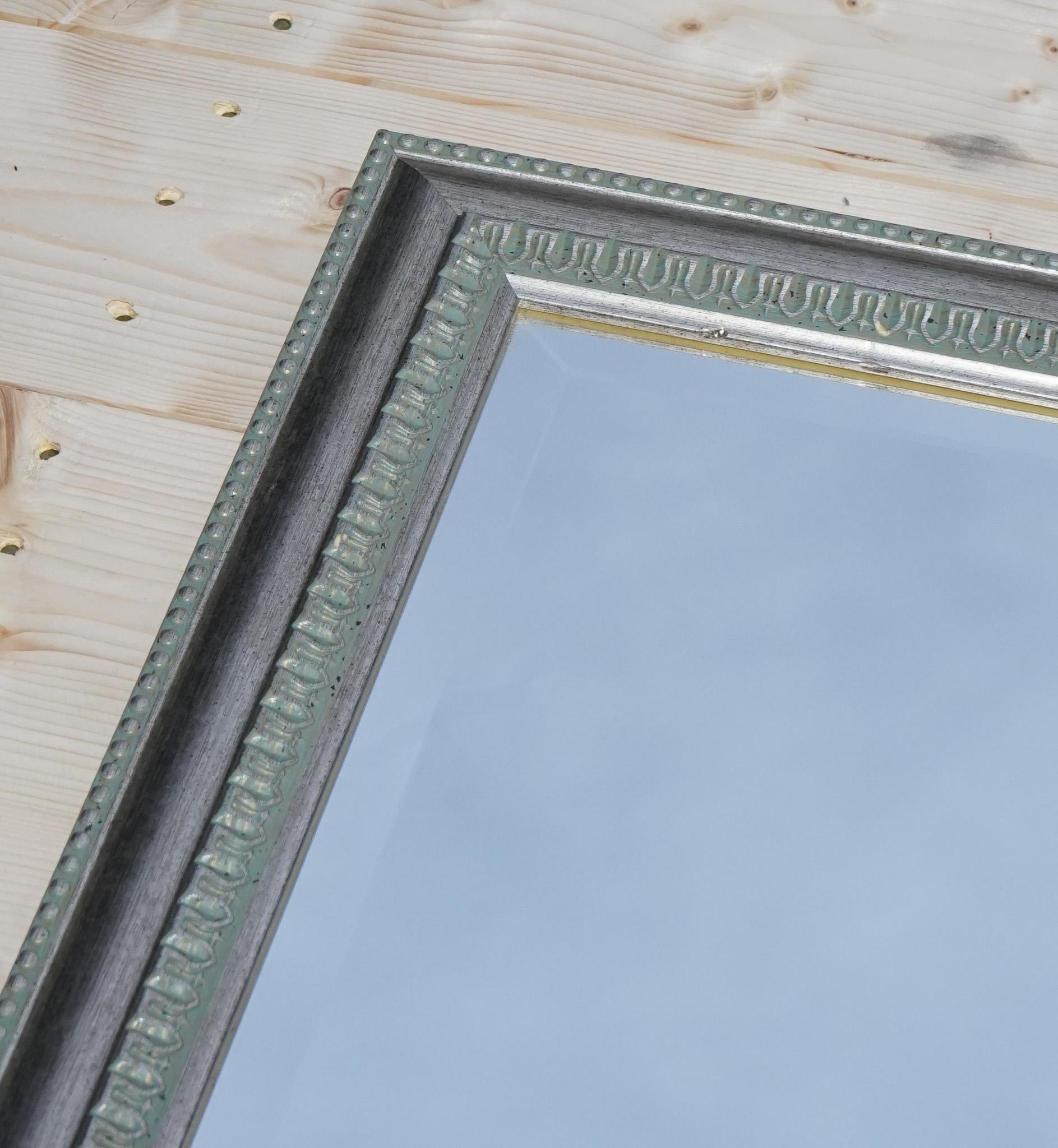 Fatto a mano Splendida cornice d'argento grigia con cornice a muro appesa a parete. in vendita
