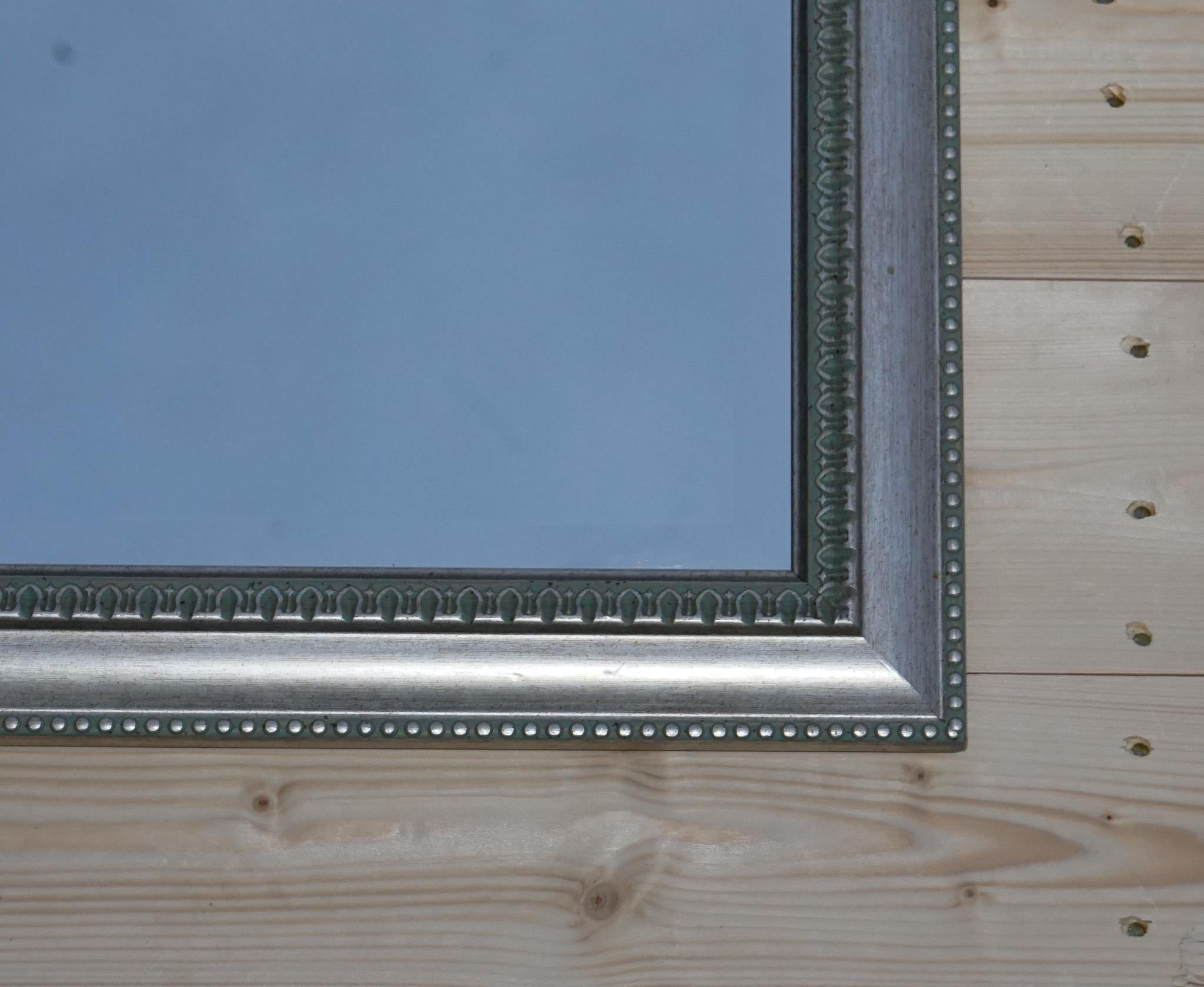 XX secolo Splendida cornice d'argento grigia con cornice a muro appesa a parete. in vendita