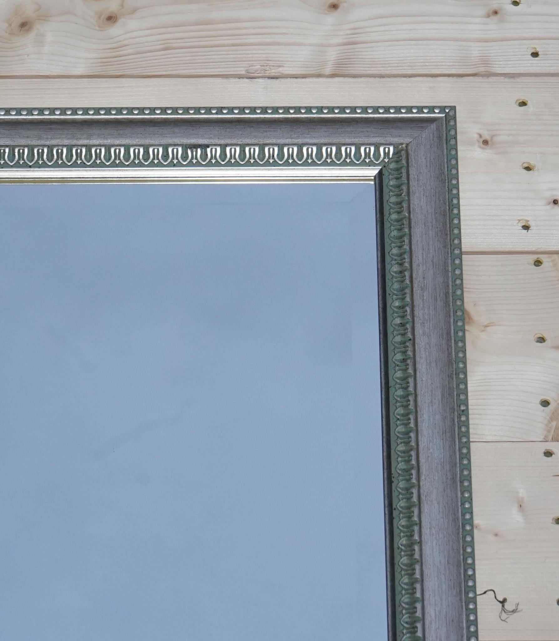 Specchio Splendida cornice d'argento grigia con cornice a muro appesa a parete. in vendita