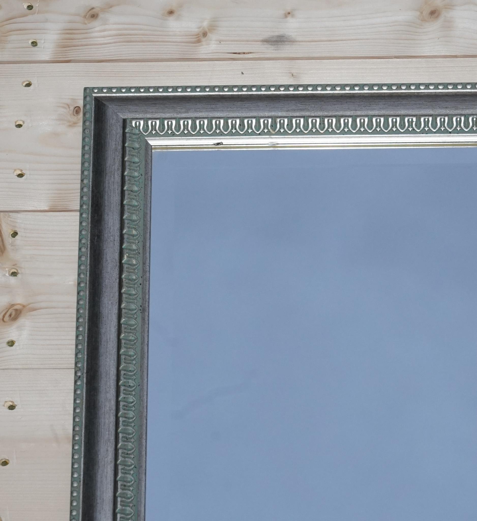 Splendida cornice d'argento grigia con cornice a muro appesa a parete. in vendita 1