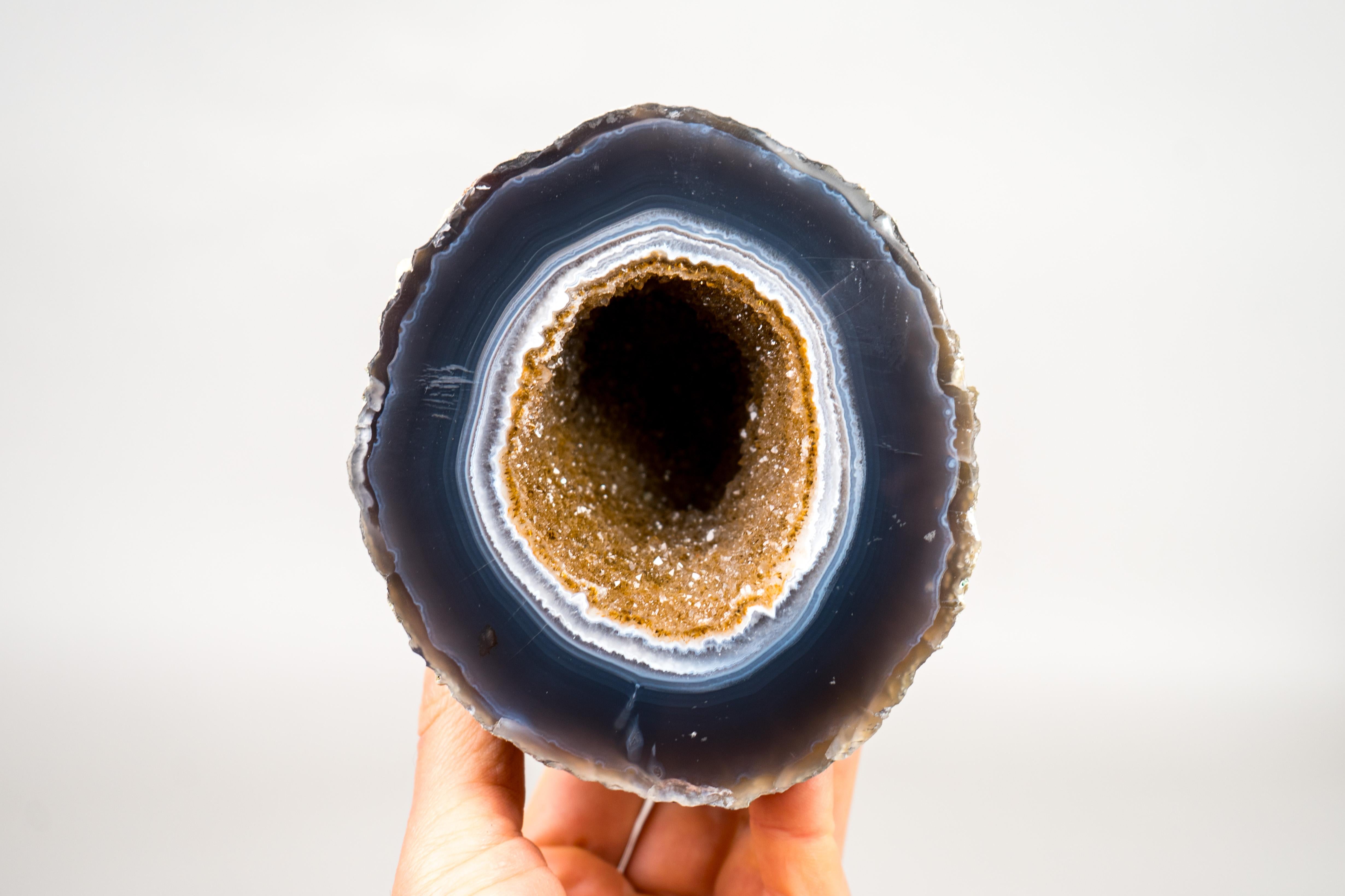 Petite géode d'agate de classe mondiale avec couches d'agate bleue et blanche et druzy galactique

▫️ Description

Les agates sont des minéraux assez courants dans le monde entier, mais cette géode est tout sauf ordinaire. Avec des caractéristiques