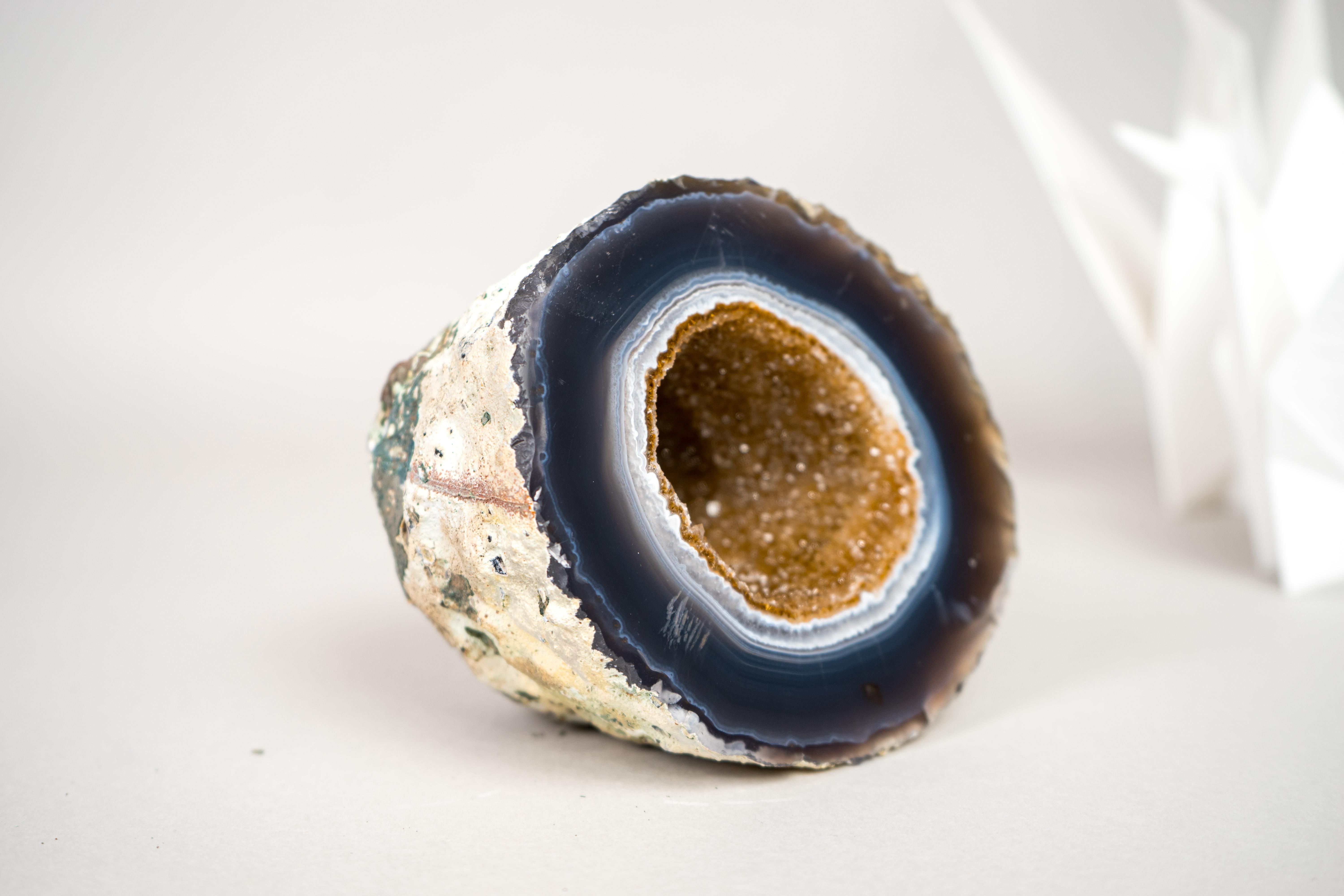 Brésilien Magnifique petite géode d'agate bleue et blanche avec druzy galaxie dorée en vente