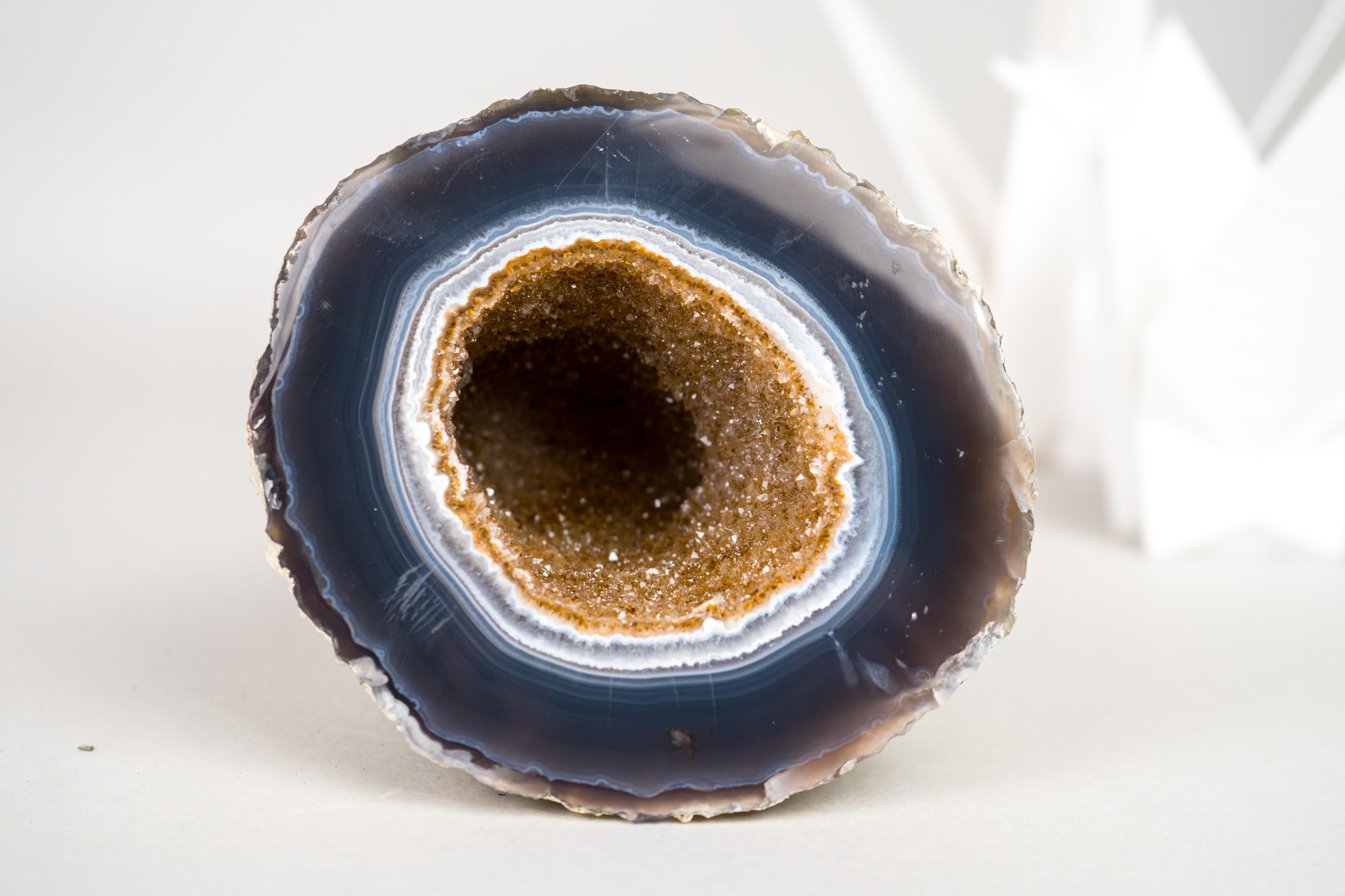 Cristal Magnifique petite géode d'agate bleue et blanche avec druzy galaxie dorée en vente