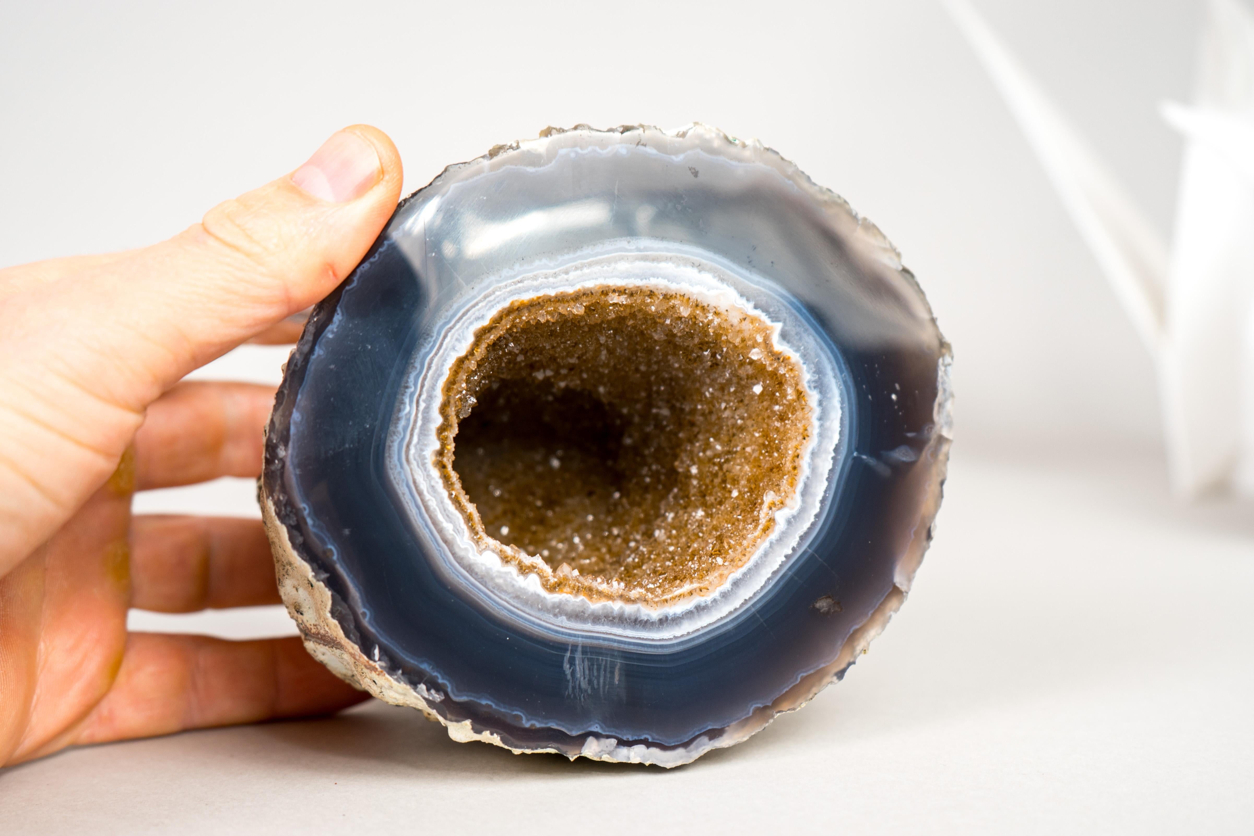 Magnifique petite géode d'agate bleue et blanche avec druzy galaxie dorée en vente 1