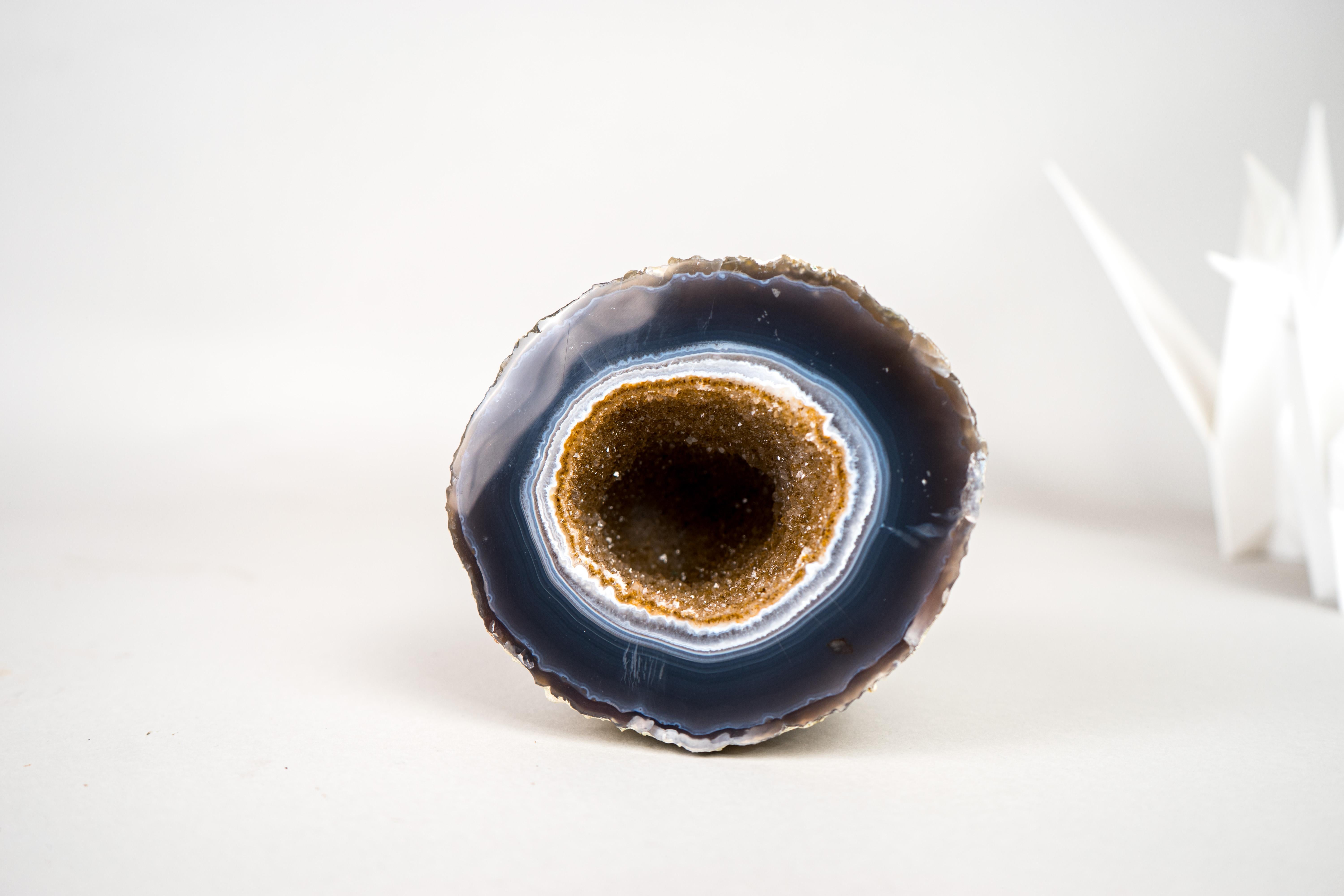 Magnifique petite géode d'agate bleue et blanche avec druzy galaxie dorée en vente 2