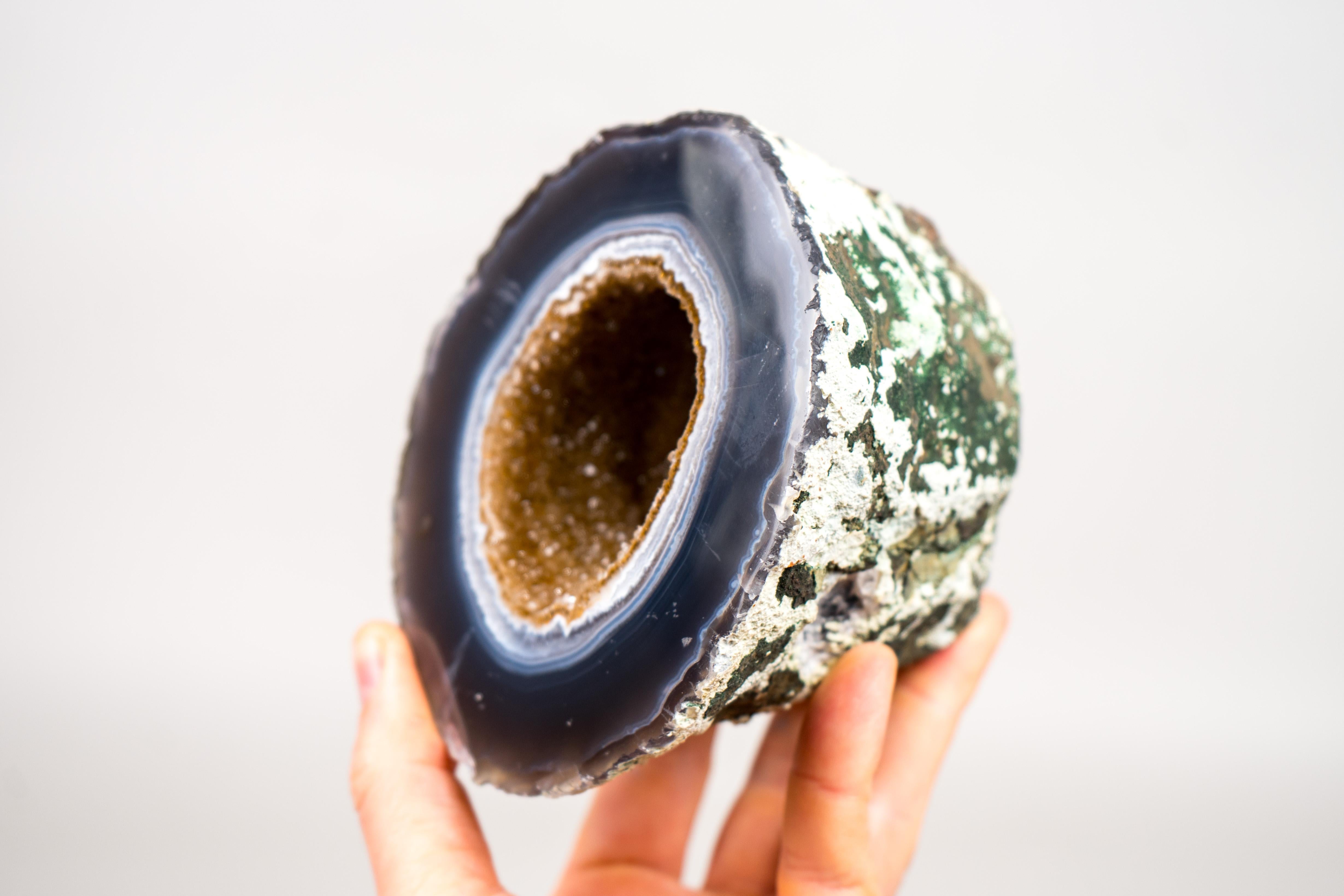 Magnifique petite géode d'agate bleue et blanche avec druzy galaxie dorée en vente 3