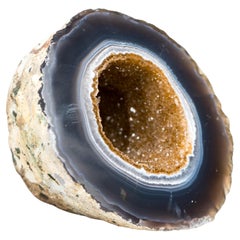 Magnifique petite géode d'agate bleue et blanche avec druzy galaxie dorée