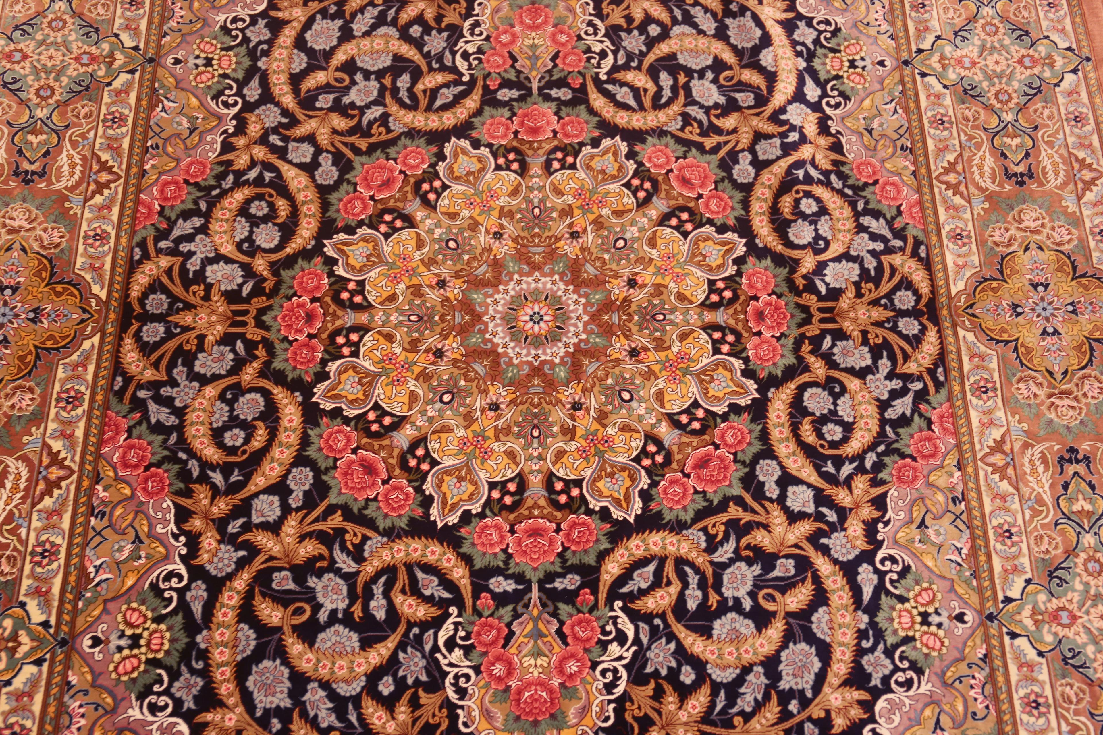 Wunderschöner kleiner, fein gewebter Vintage Persischer Qum-Luxusteppich aus Seide in feinem Gewebe 4'7