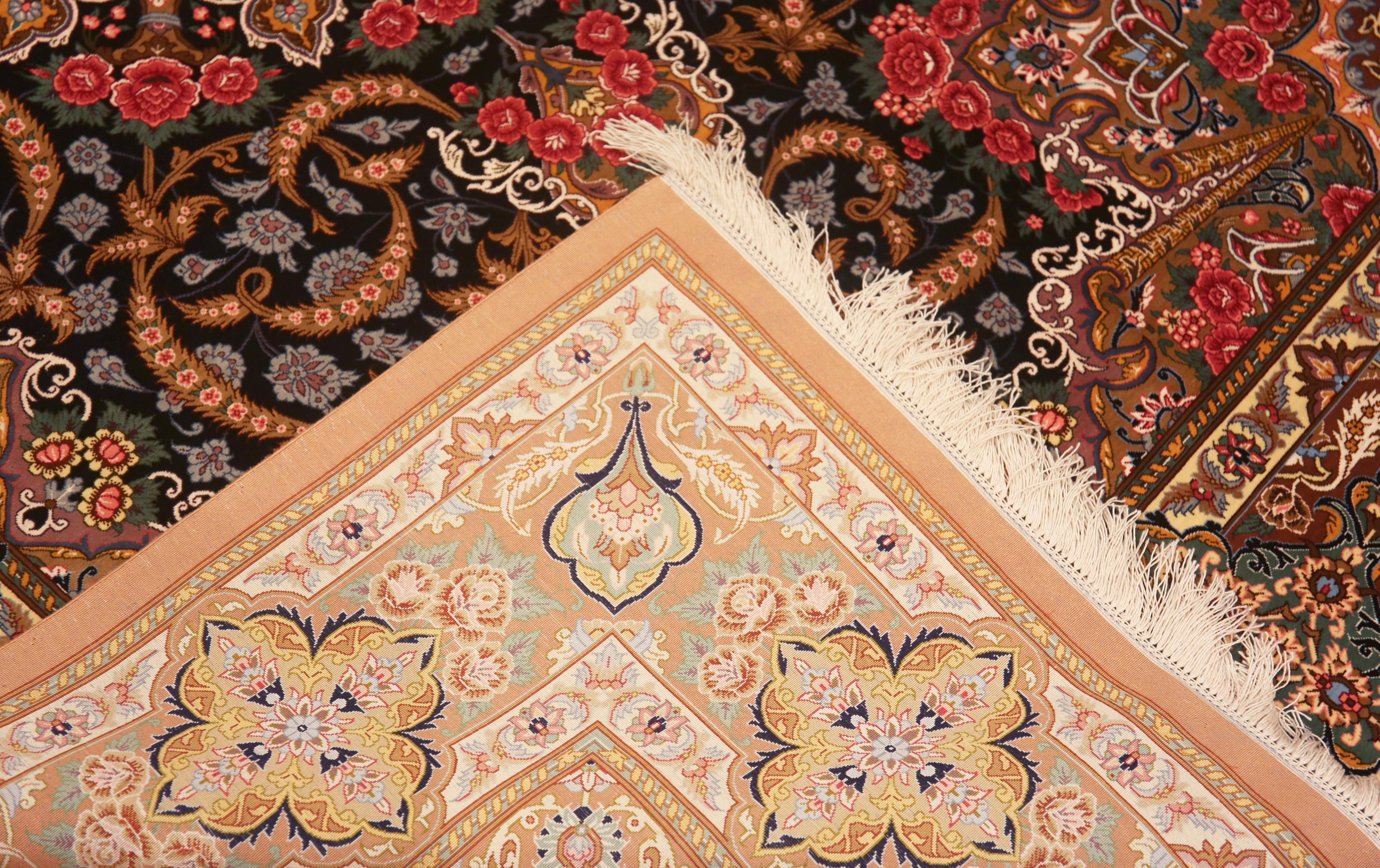 Wunderschöner kleiner, fein gewebter Vintage Persischer Qum-Luxusteppich aus Seide in feinem Gewebe 4'7