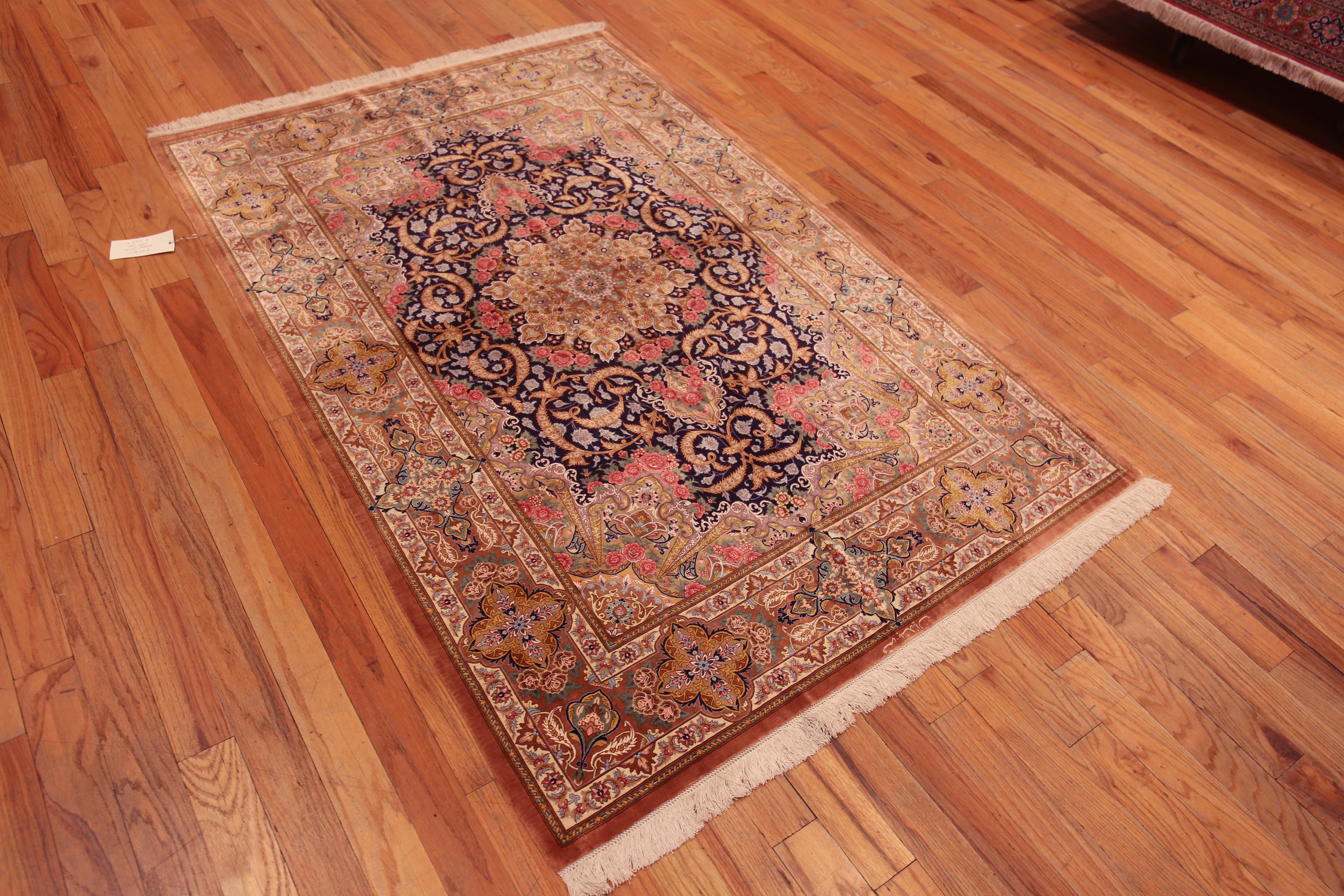 Gorgeous Small Size Fine Weave Vintage Persian Silk Qum Luxury Rug, Herkunftsland: Persische Teppiche, Entstehungszeit: Vintage By