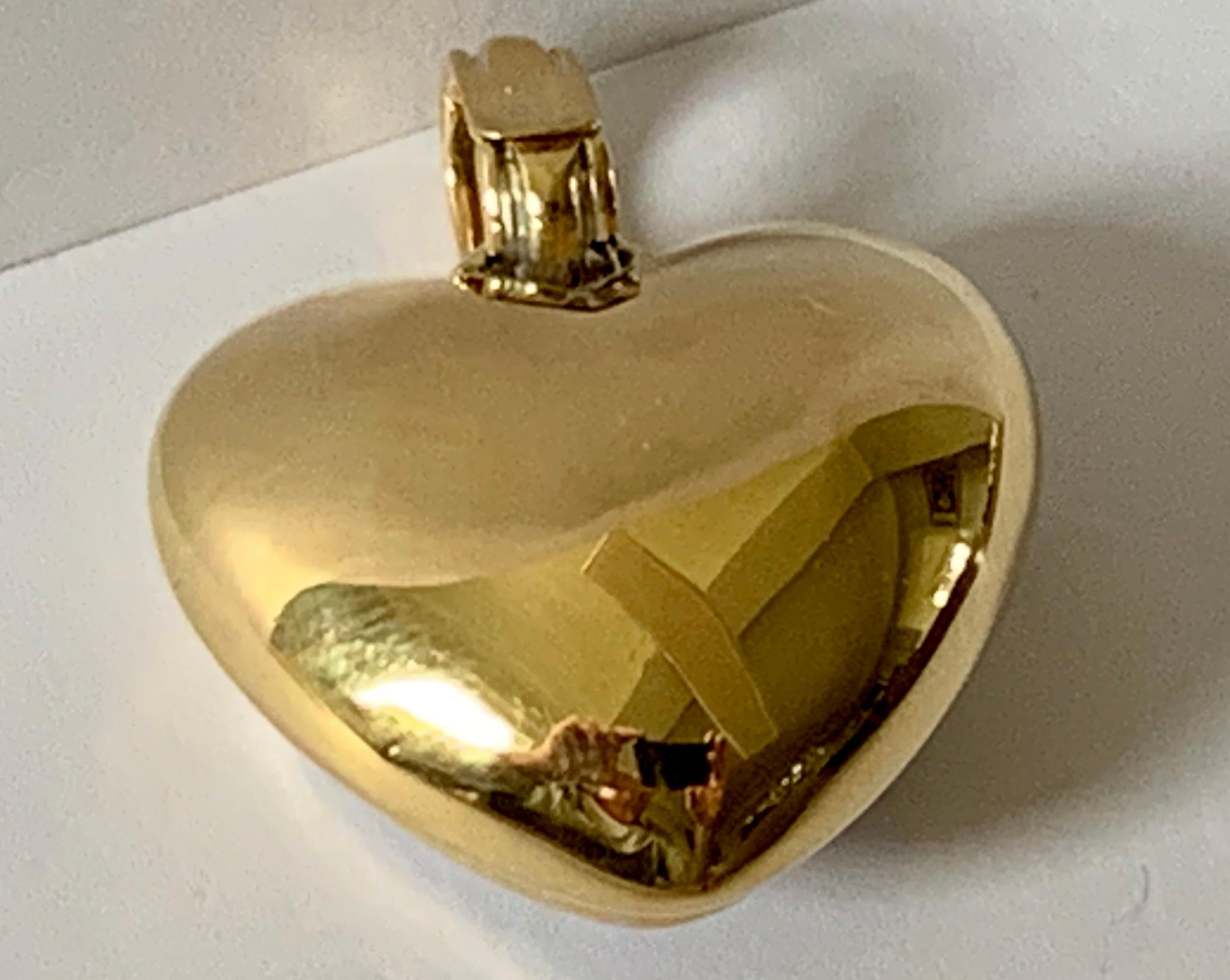 Gorgeous Solid 18 Karat Gold Diamond Heart Pendant with Clip Device For Sale 3