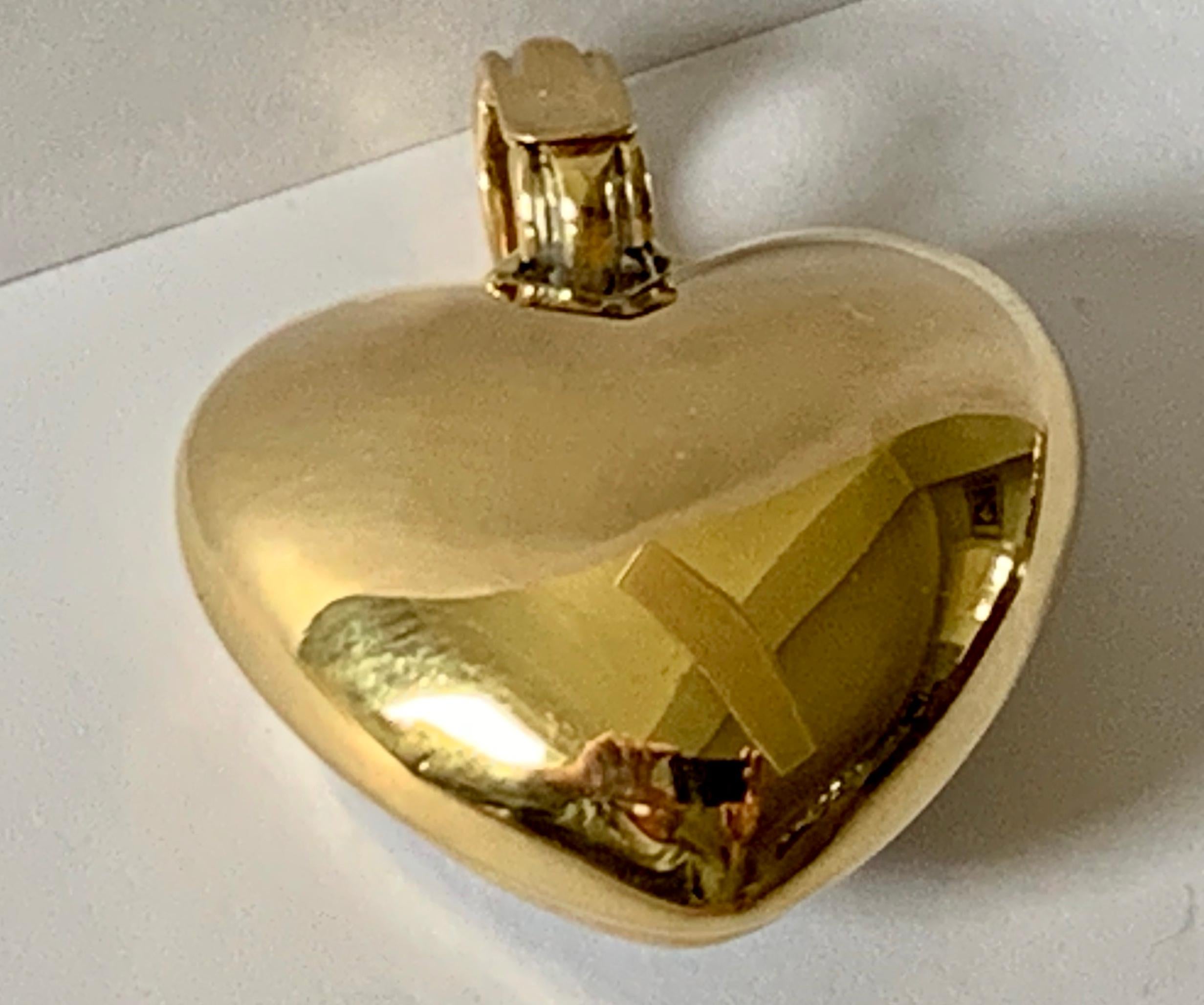 Gorgeous Solid 18 Karat Gold Diamond Heart Pendant with Clip Device For Sale 2