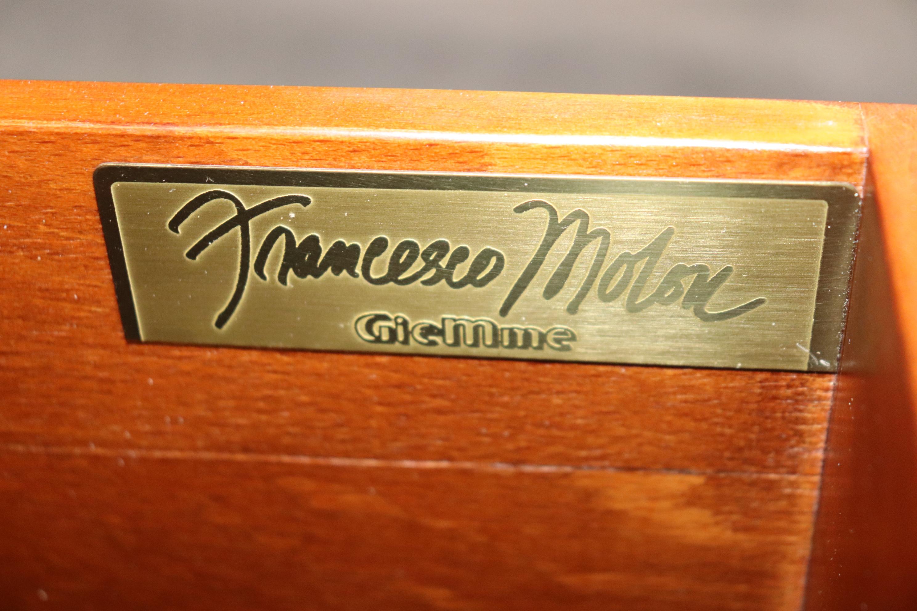 Kommode/Schreibtisch aus wunderschönem massivem Kirschbaumholz, signiert Francesco Molon, Marmorplatte Butlers  (Italienisch) im Angebot