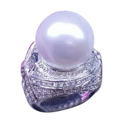 Preciosa perla del Mar del Sur y diamantes en un anillo