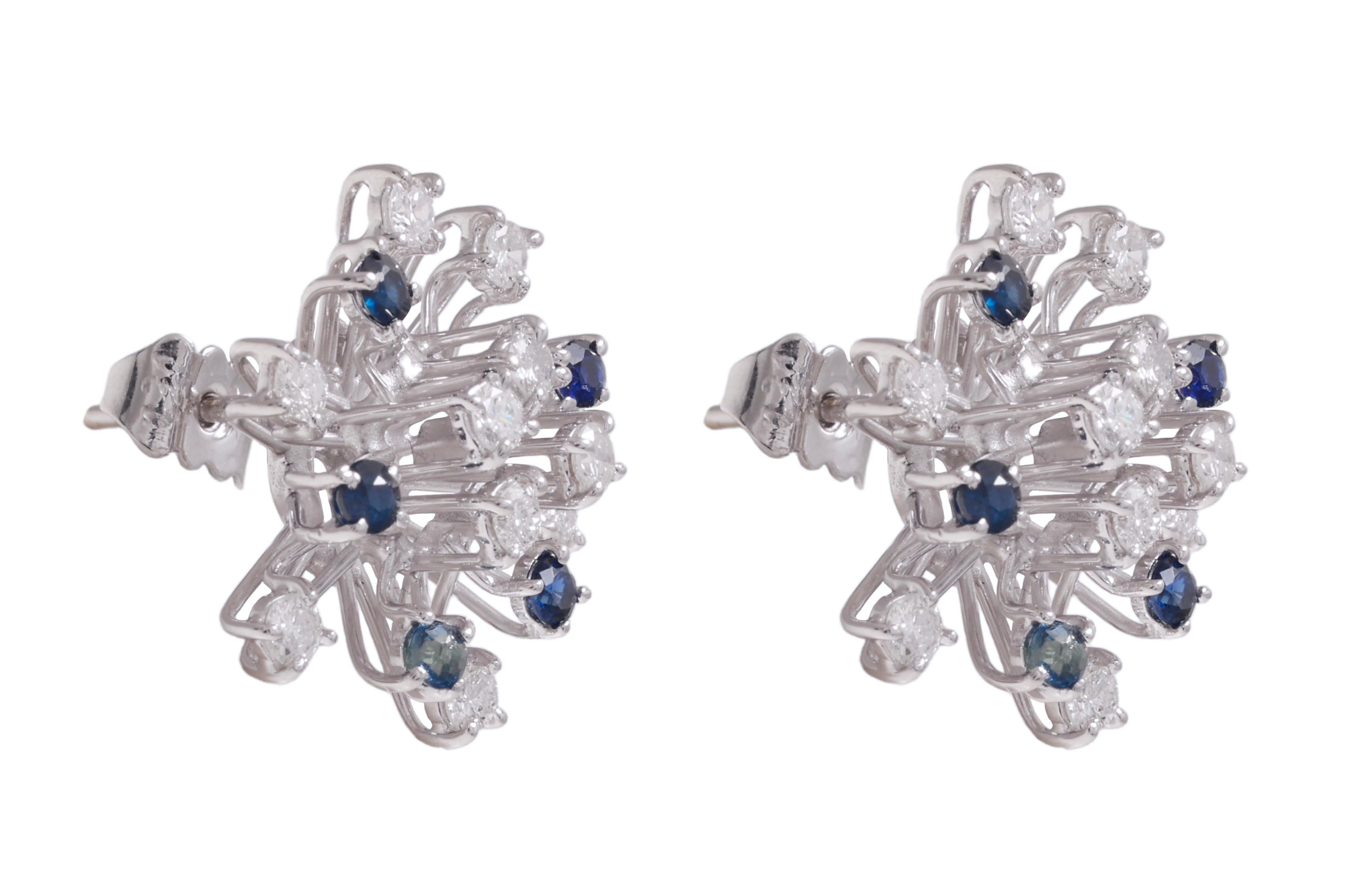 Splendidamente scintillante  Orecchini con diamanti e zaffiri 

Diamanti: 20 diamanti taglio Brilliante insieme, circa 1 ct.

Zaffiri: 10 zaffiri blu, insieme circa 0,60 ct.

Materiale: Oro bianco 18 kt.

Misure: 15,8 mm x 17 mm x 22 mm

Peso