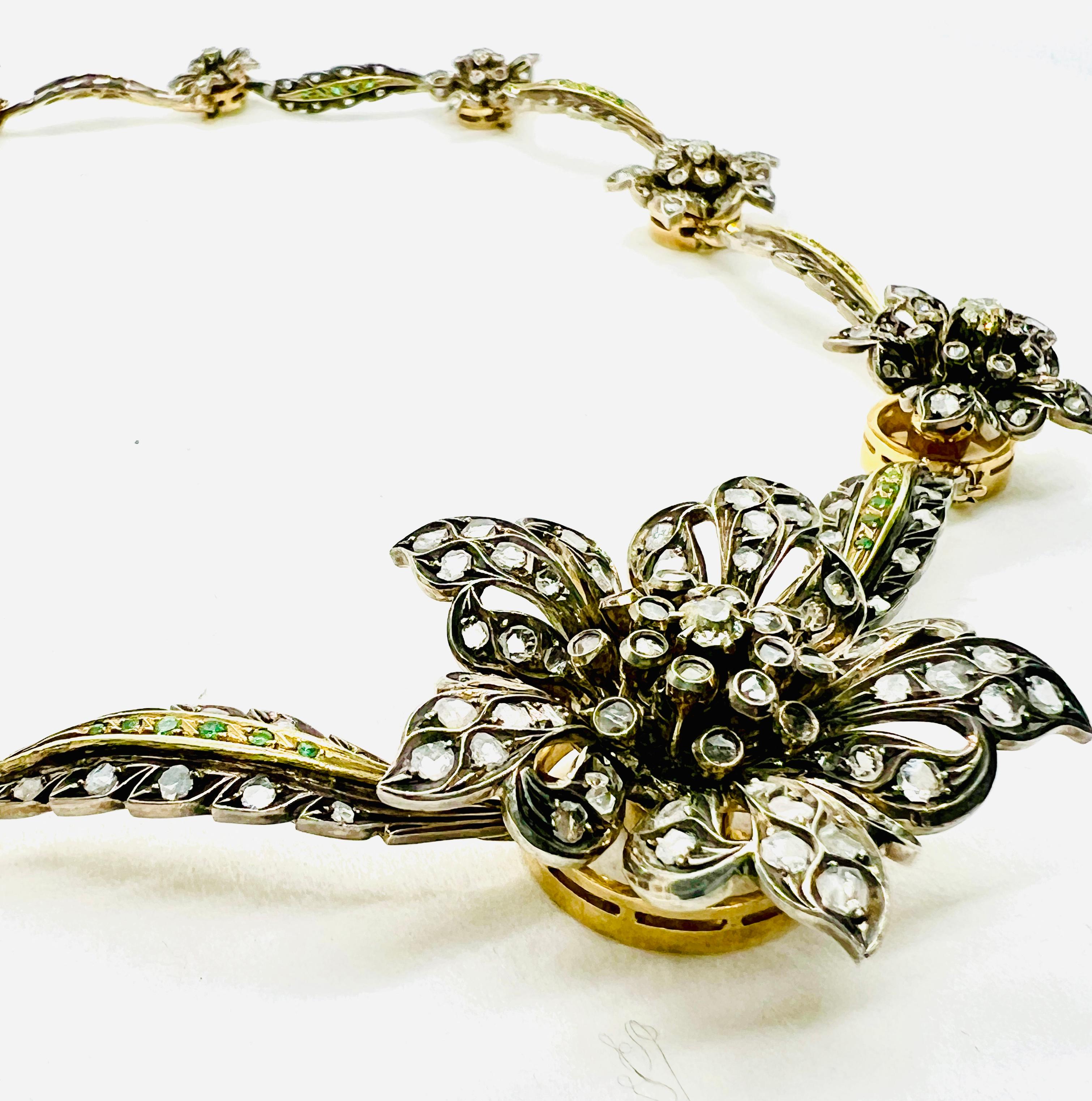 Wunderschöne Halskette aus Sterlingsilber, 18 Karat Gelbgold, Diamant & Smaragd mit 10 Stationen im Angebot 5