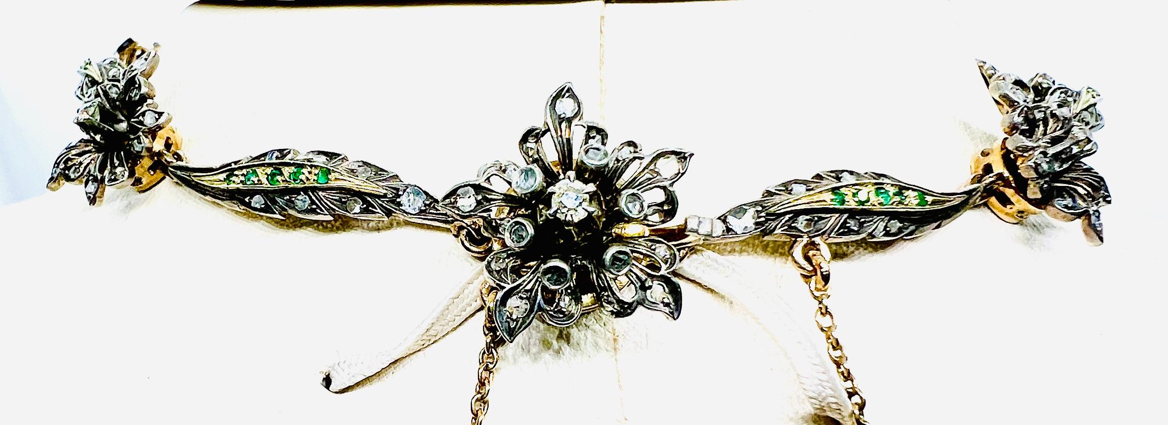 Wunderschöne Halskette aus Sterlingsilber, 18 Karat Gelbgold, Diamant & Smaragd mit 10 Stationen im Angebot 1