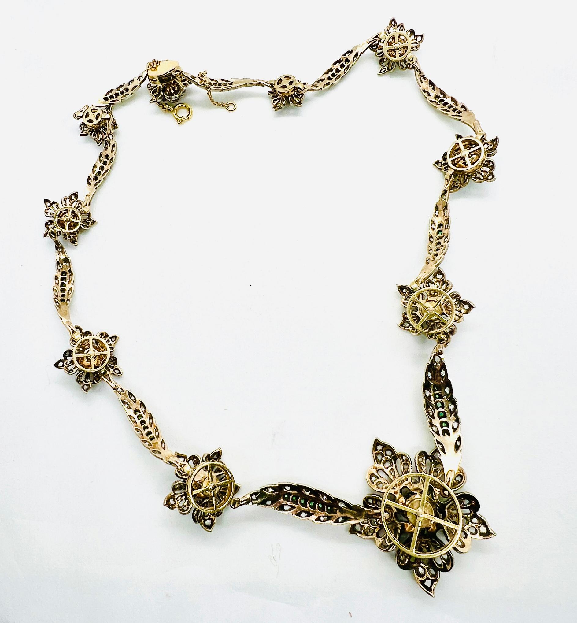 Wunderschöne Halskette aus Sterlingsilber, 18 Karat Gelbgold, Diamant & Smaragd mit 10 Stationen im Angebot 2