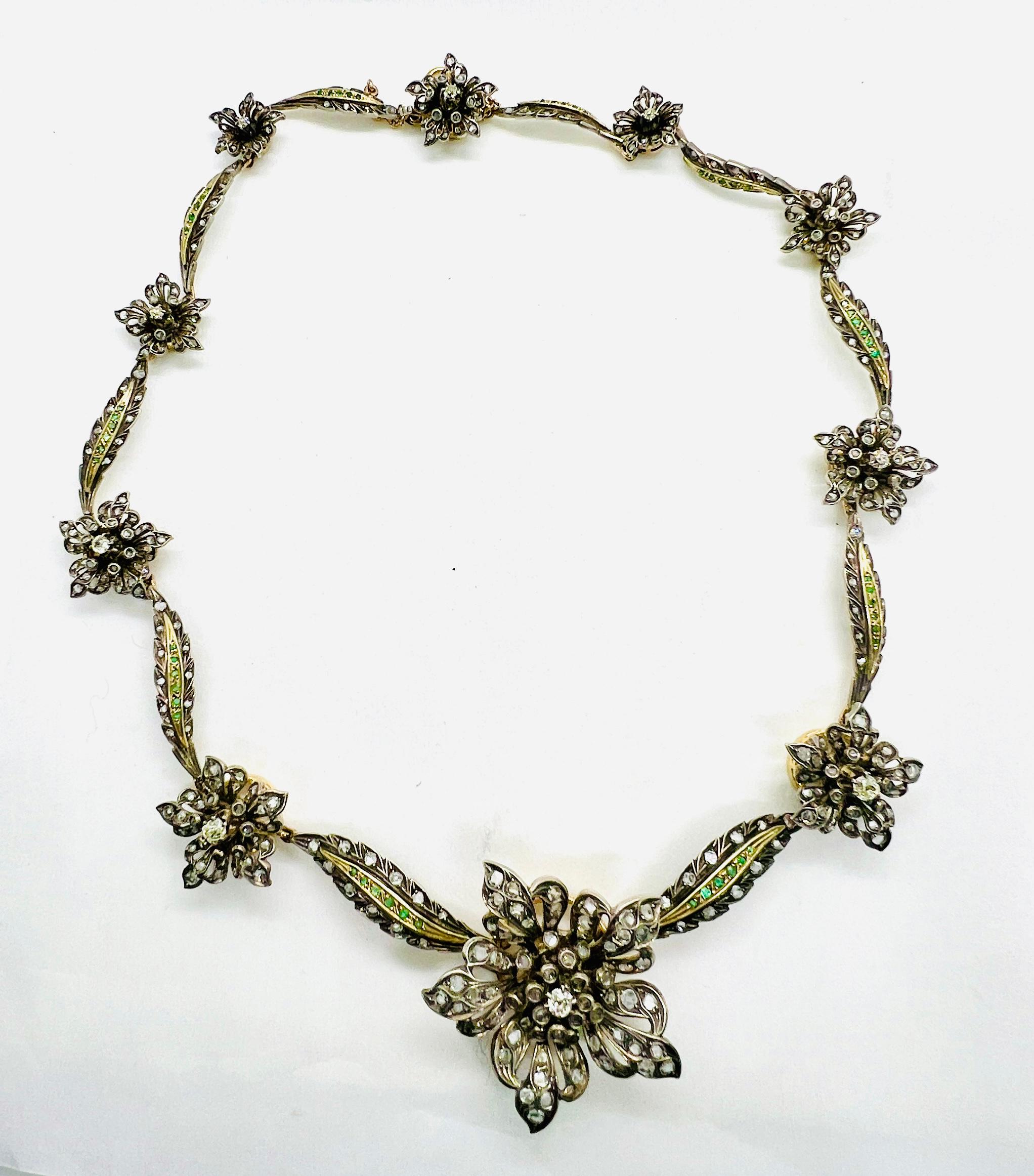 Wunderschöne Halskette aus Sterlingsilber, 18 Karat Gelbgold, Diamant & Smaragd mit 10 Stationen im Angebot 3