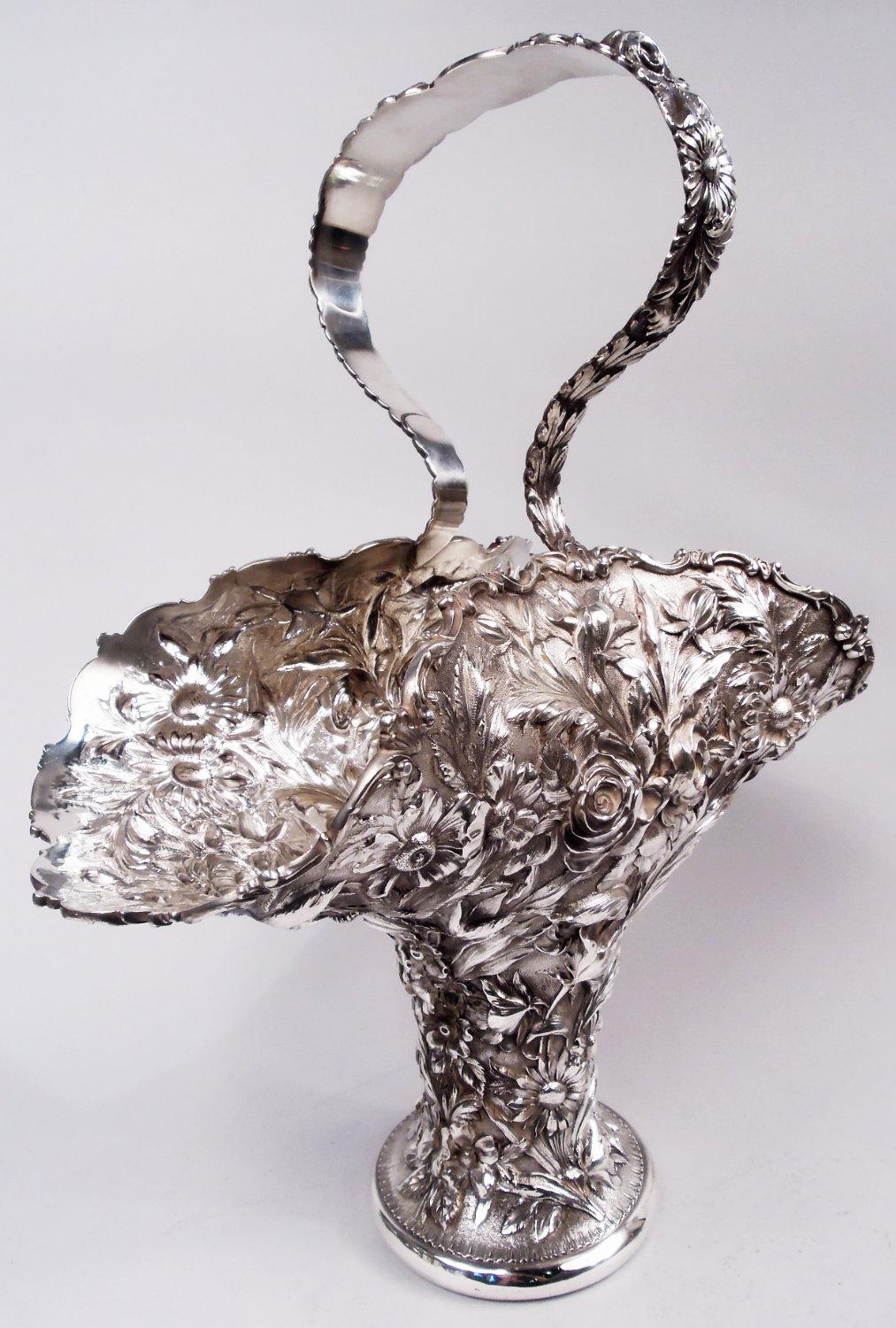 Magnifique panier à fleurs en argent sterling de l'époque édouardienne. Fabriqué par Stieff à Baltimore en 1914. Bol cylindrique s'écoulant dans un pied étalé ; bouche ovale large et évasée avec les côtés 