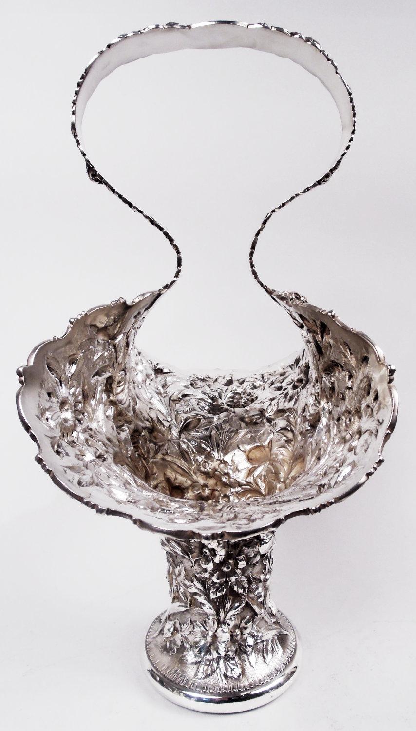 Édouardien Superbe panier de mariage Stieff Baltimore en argent sterling repoussé, 1914 en vente