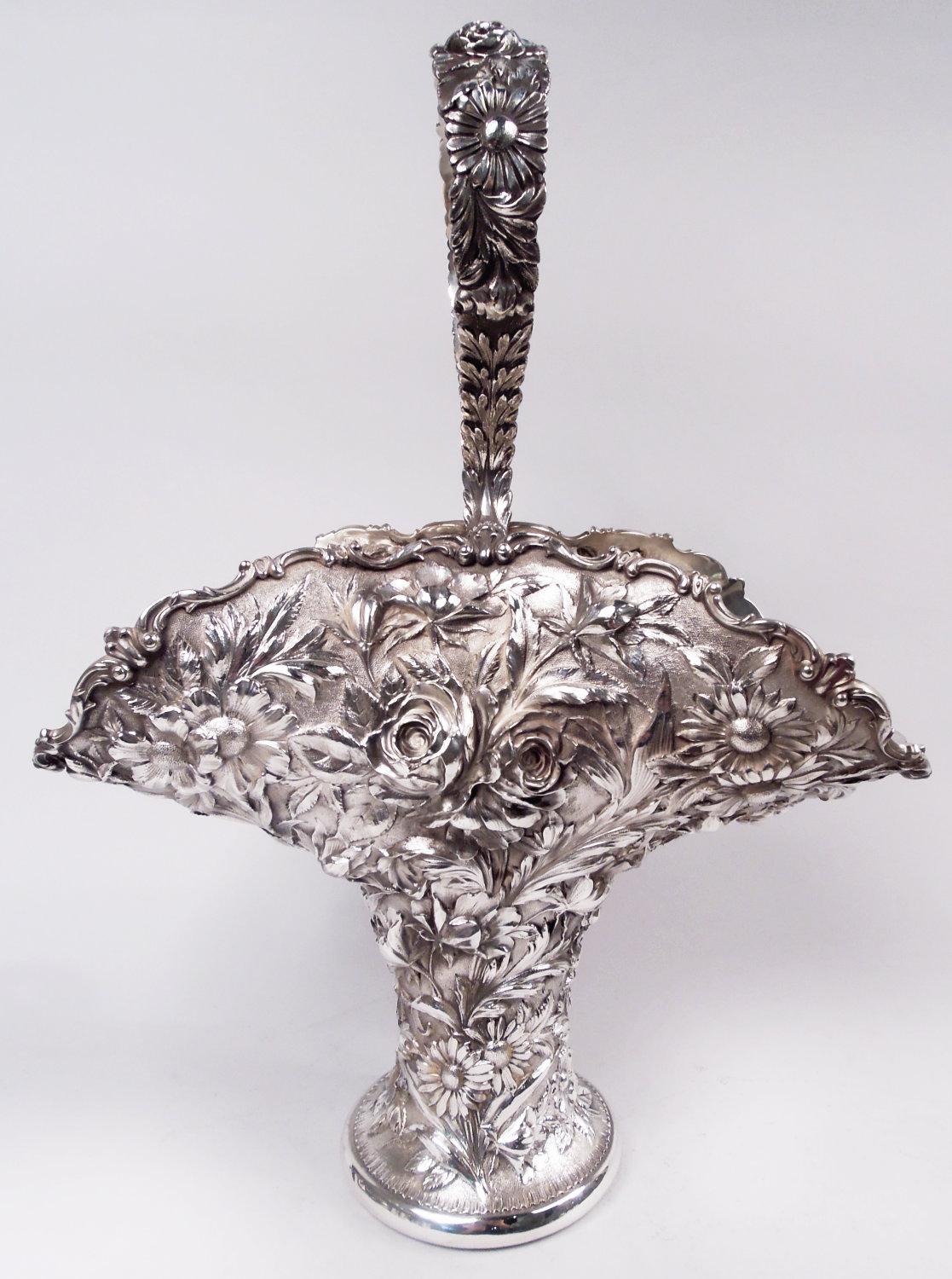 Appliqué Superbe panier de mariage Stieff Baltimore en argent sterling repoussé, 1914 en vente