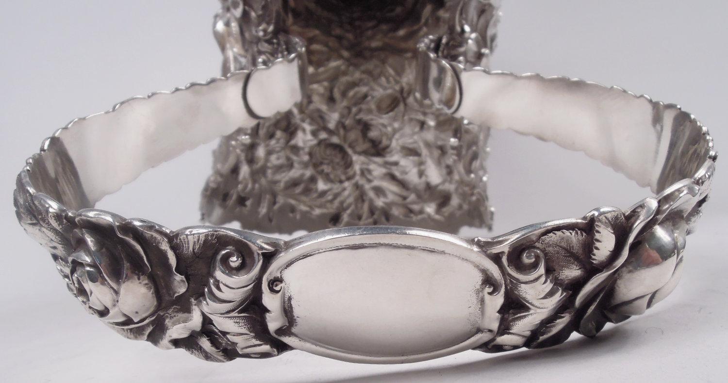 Superbe panier de mariage Stieff Baltimore en argent sterling repoussé, 1914 Excellent état - En vente à New York, NY