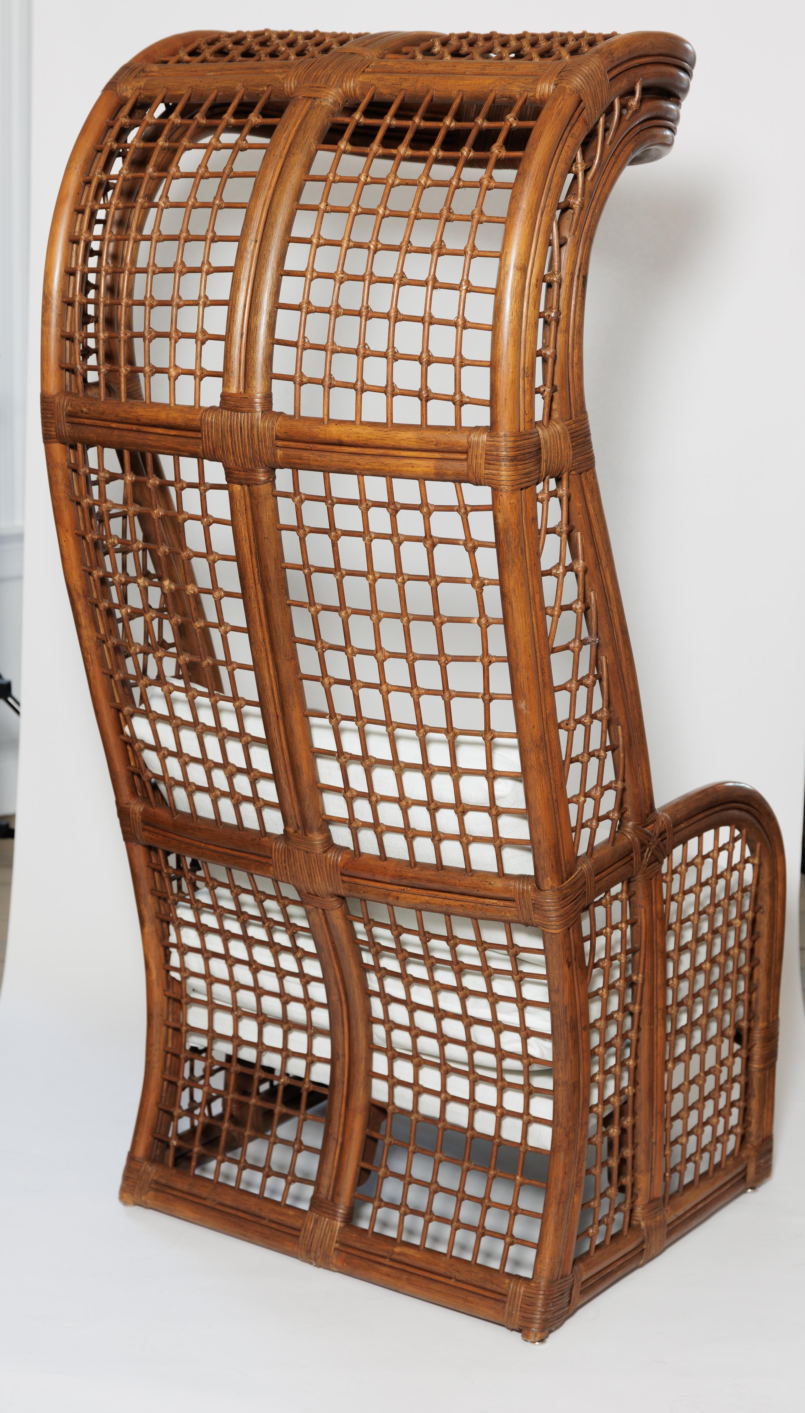 Fatto a mano Coppia di poltrone alte a baldacchino imbottite in rattan in vendita