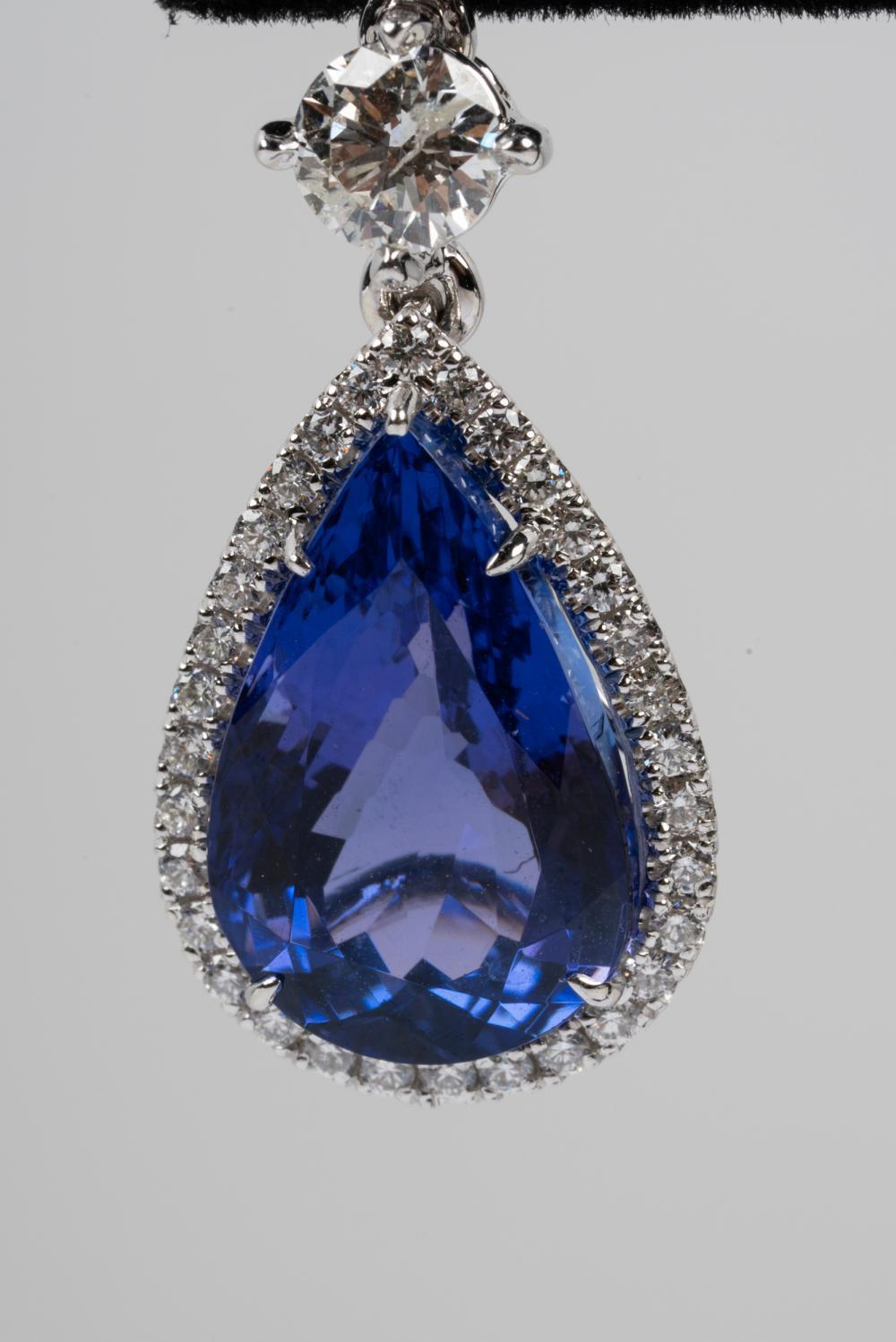 Splendidi orecchini pendenti di tanzanite e diamanti in 18 carati
Due tanzaniti a forma di pera del peso di 16,00 carati [brillanti e senza imperfezioni visibili a occhio nudo].
Due tanzaniti taglio cuscino del peso di 4,00 carati circa  [brillante