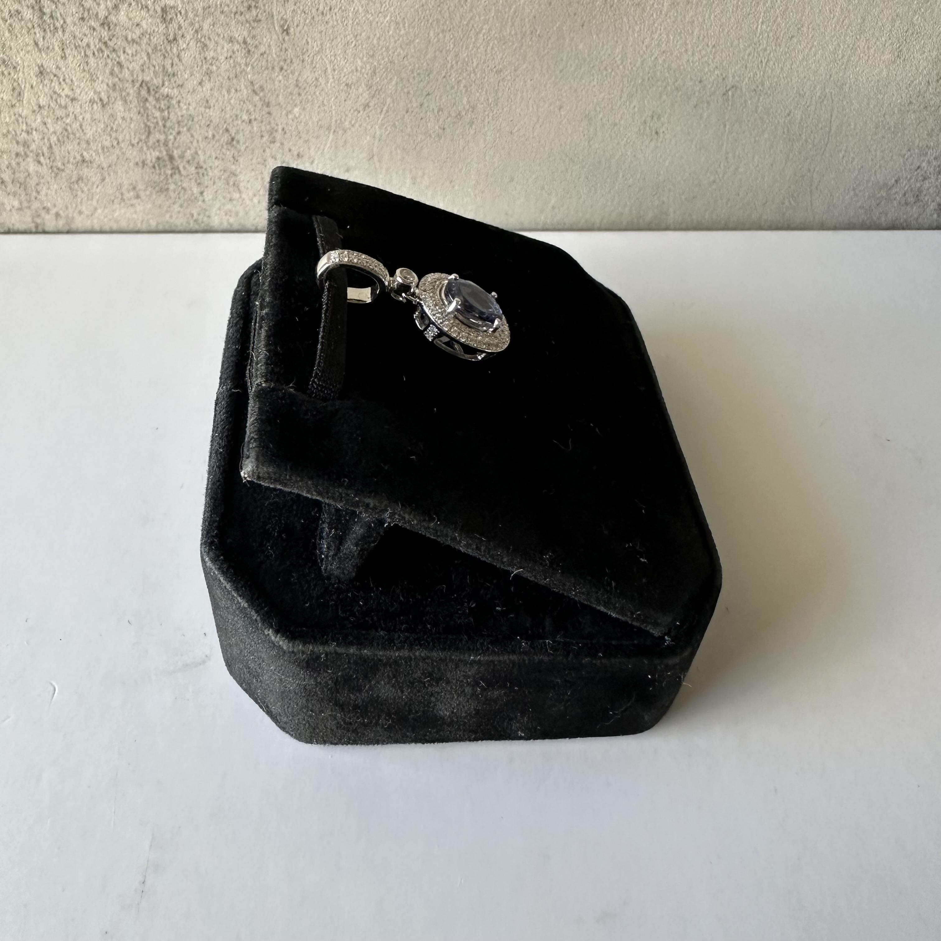 Taille ovale Magnifique pendentif en or blanc 14 carats avec tanzanite et diamants, neuf en vente