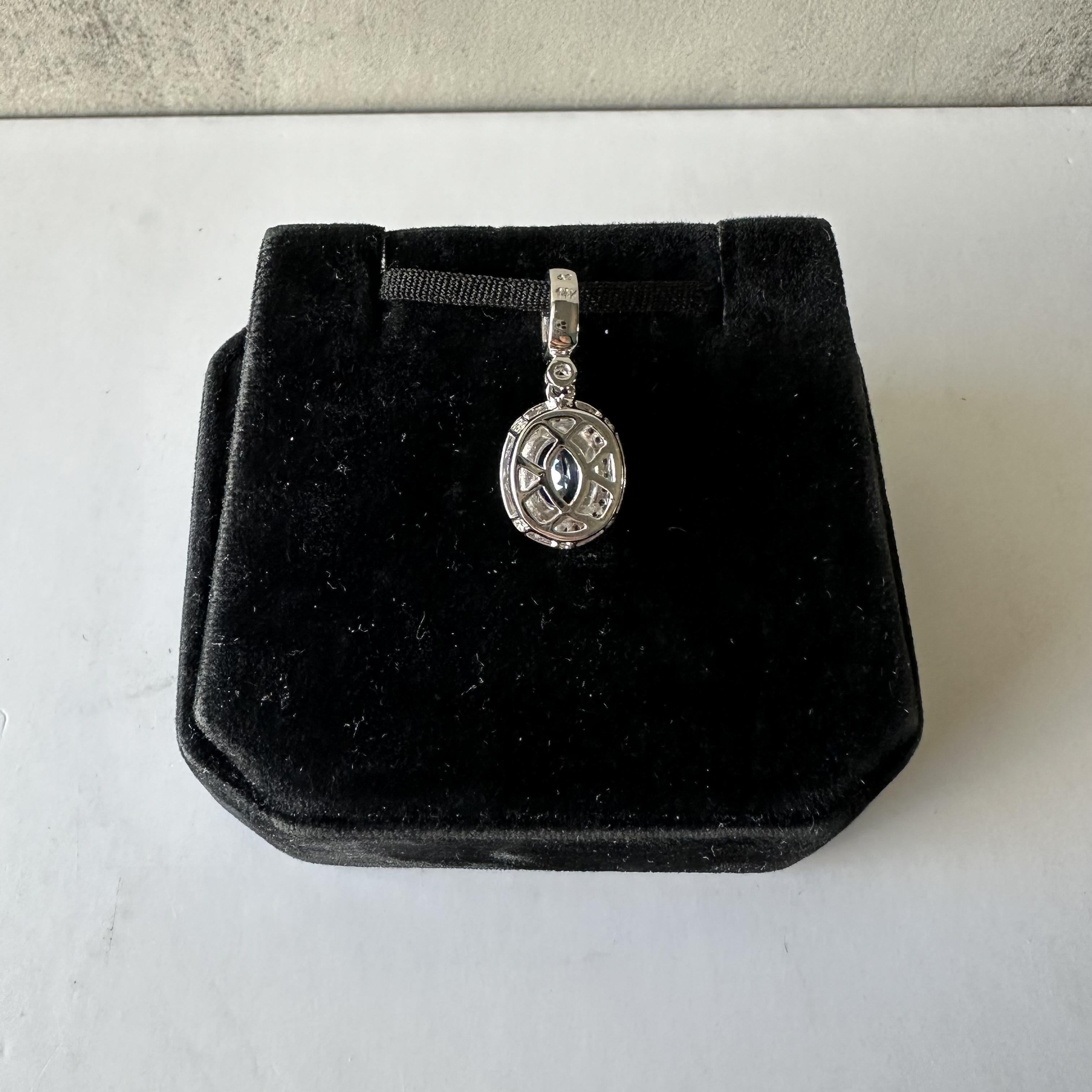 Magnifique pendentif en or blanc 14 carats avec tanzanite et diamants, neuf Pour femmes en vente