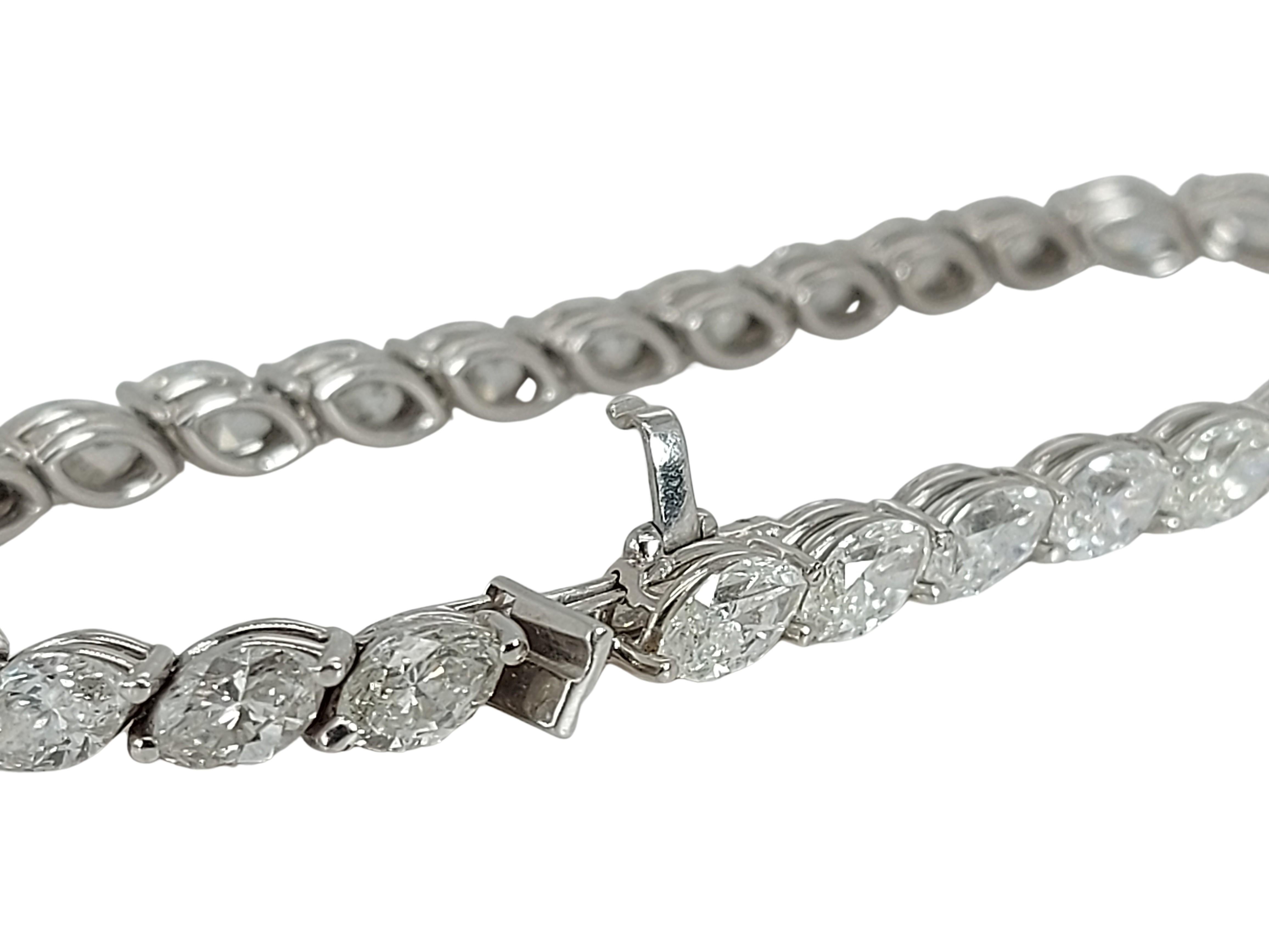 Gorgeous Tennis Diamond Bracelet with 11.6 Ct  Marquise Cut Diamonds In New Condition For Sale In Antwerp, BE
