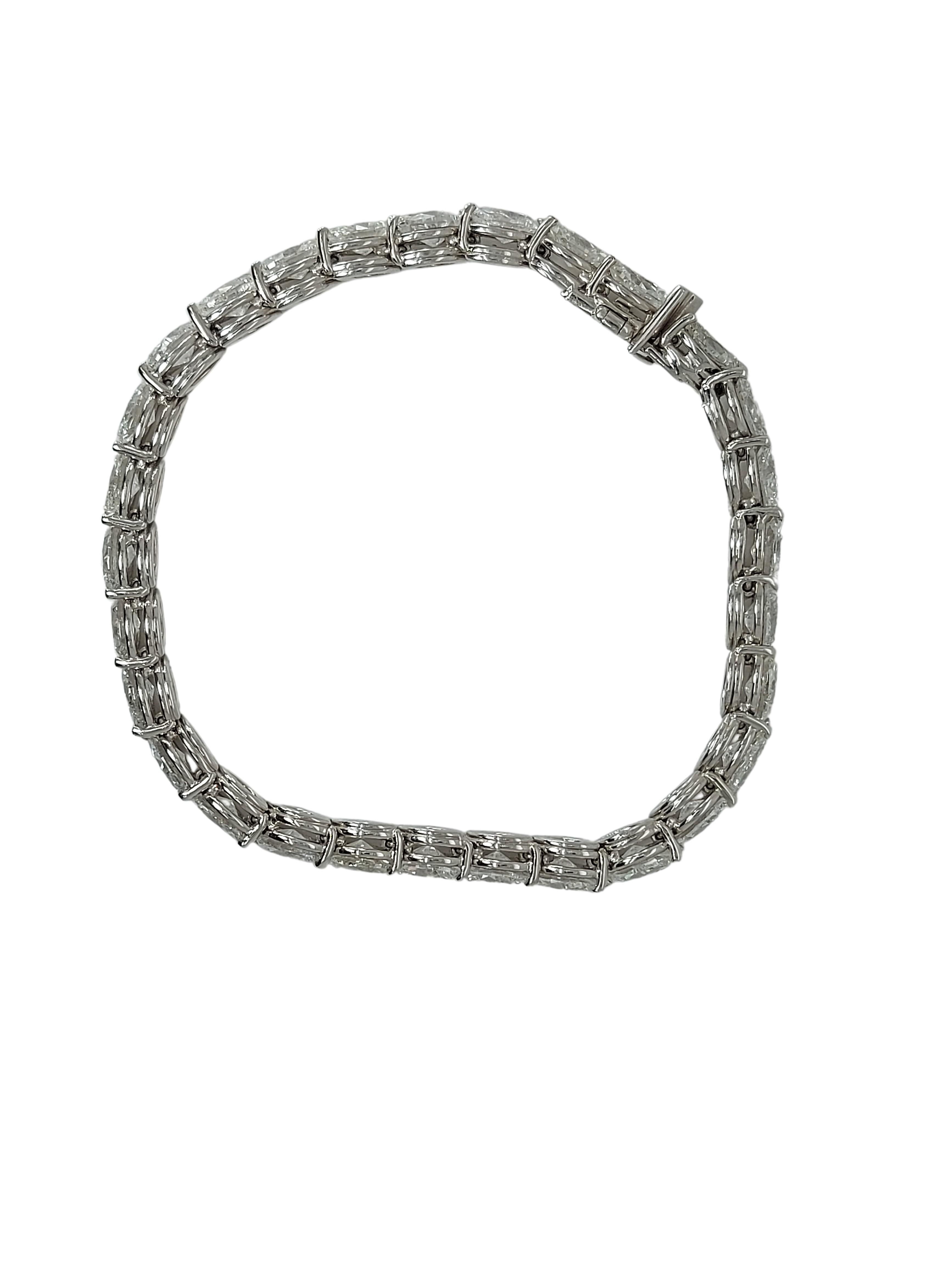 Wunderschönes Tennis-Diamantarmband mit 11,6 Karat  Diamanten im Marquise-Schliff im Angebot 1