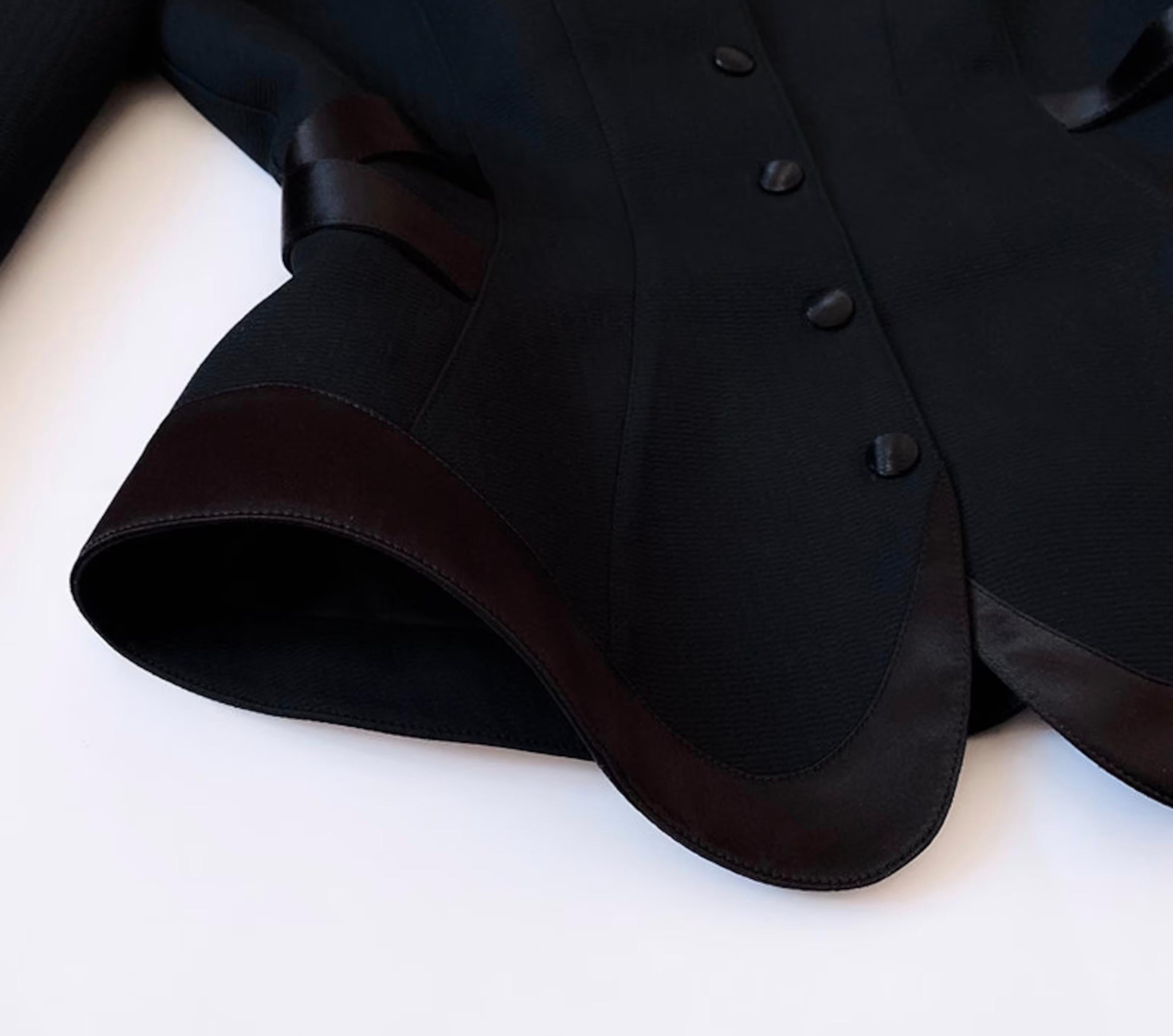 Superbe jupe Thierry Mugler en satin de soie sculpté noir, automne-hiver 1992 en vente 5