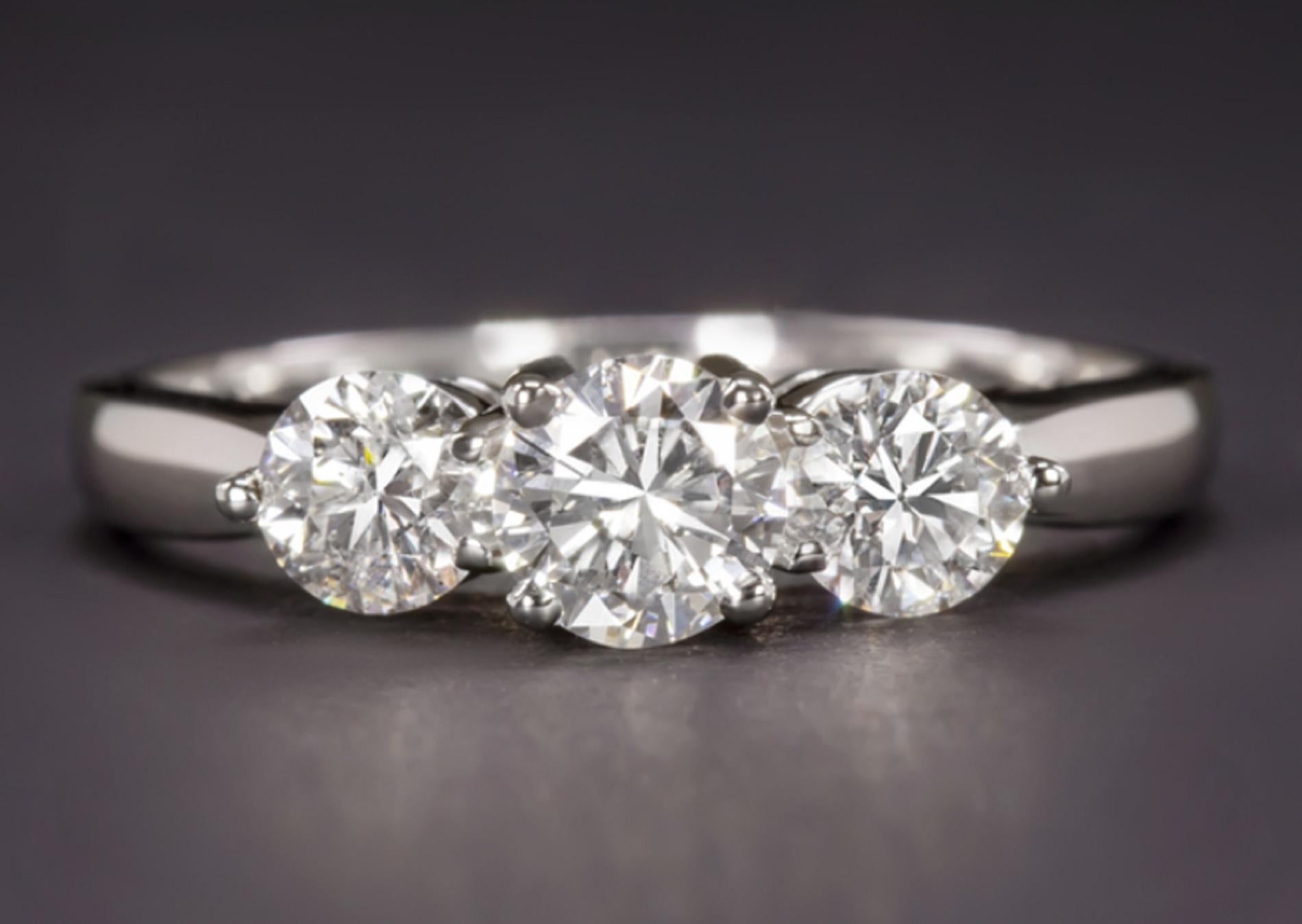 Wunderschöner runder Diamantring mit drei Steinen im Zustand „Neu“ im Angebot in Chicago, IL