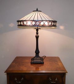GORGEOUS TIFFANY STYLE BRONZE COLOURED DiAMOND GLASS TABLE LAMP