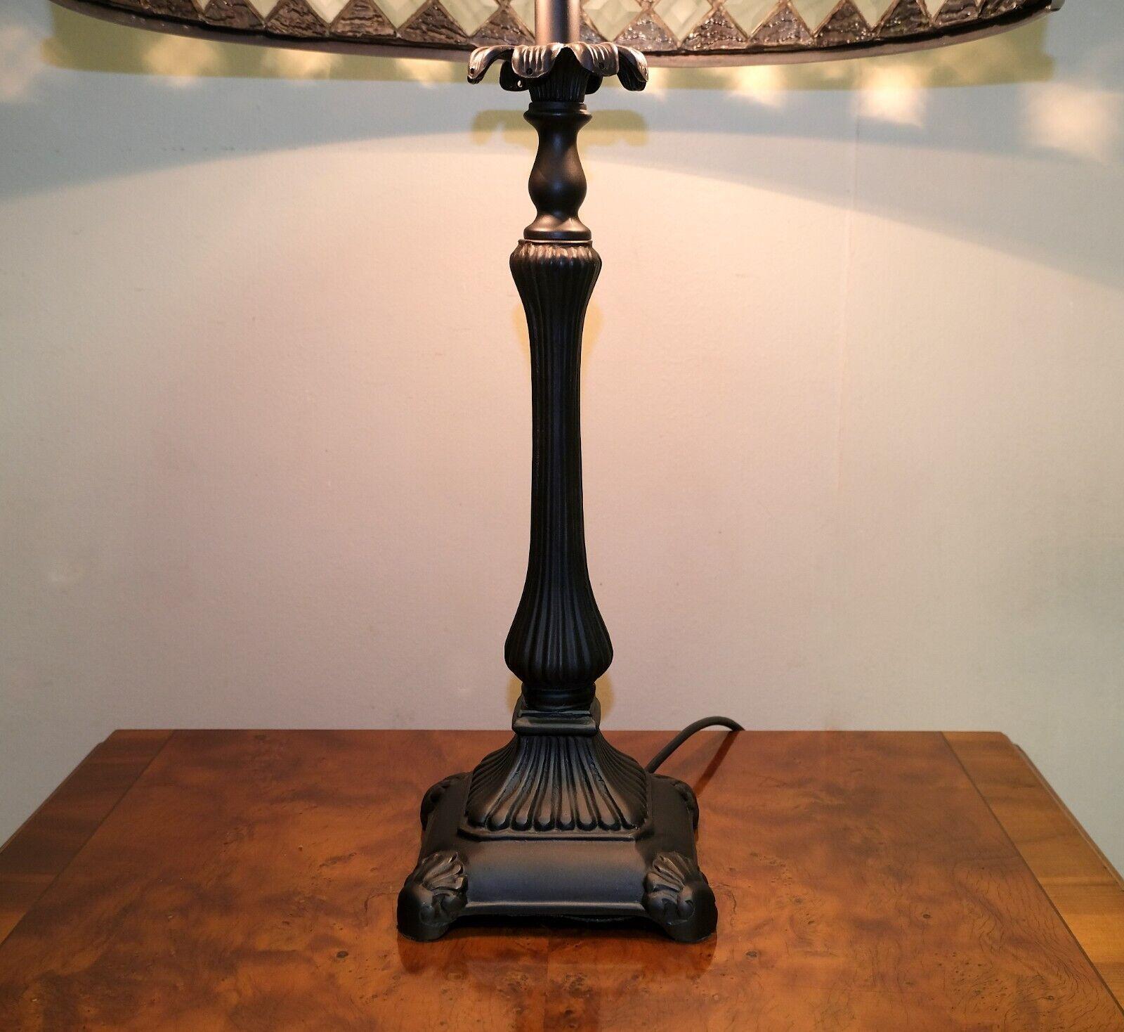 English GORGEOUS TIFFANY STYLE BRONZE COLOURED DiAMOND GLASS TABLE LAMP For Sale