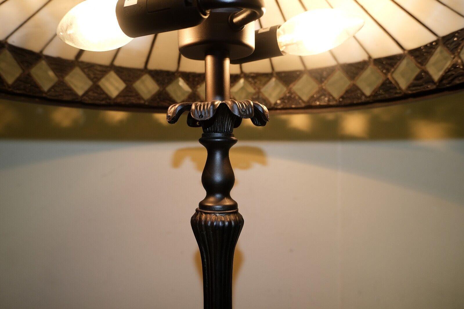 20ième siècle GORGEUSE LAMPE DE TABLE TIFFANY STYLE EN BRONZE COLORÉ DE VERRE DE DIAMANT en vente