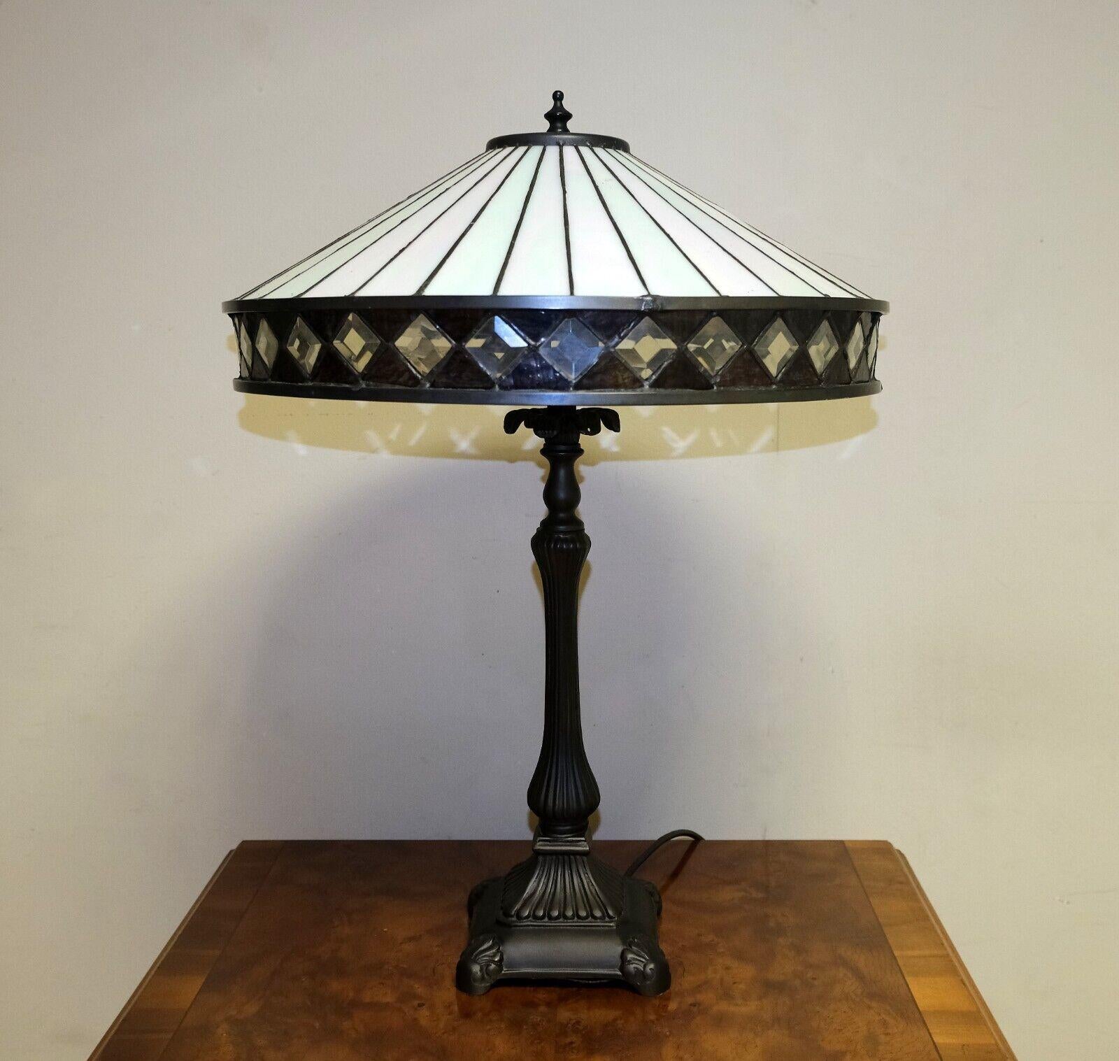 Métal GORGEUSE LAMPE DE TABLE TIFFANY STYLE EN BRONZE COLORÉ DE VERRE DE DIAMANT en vente