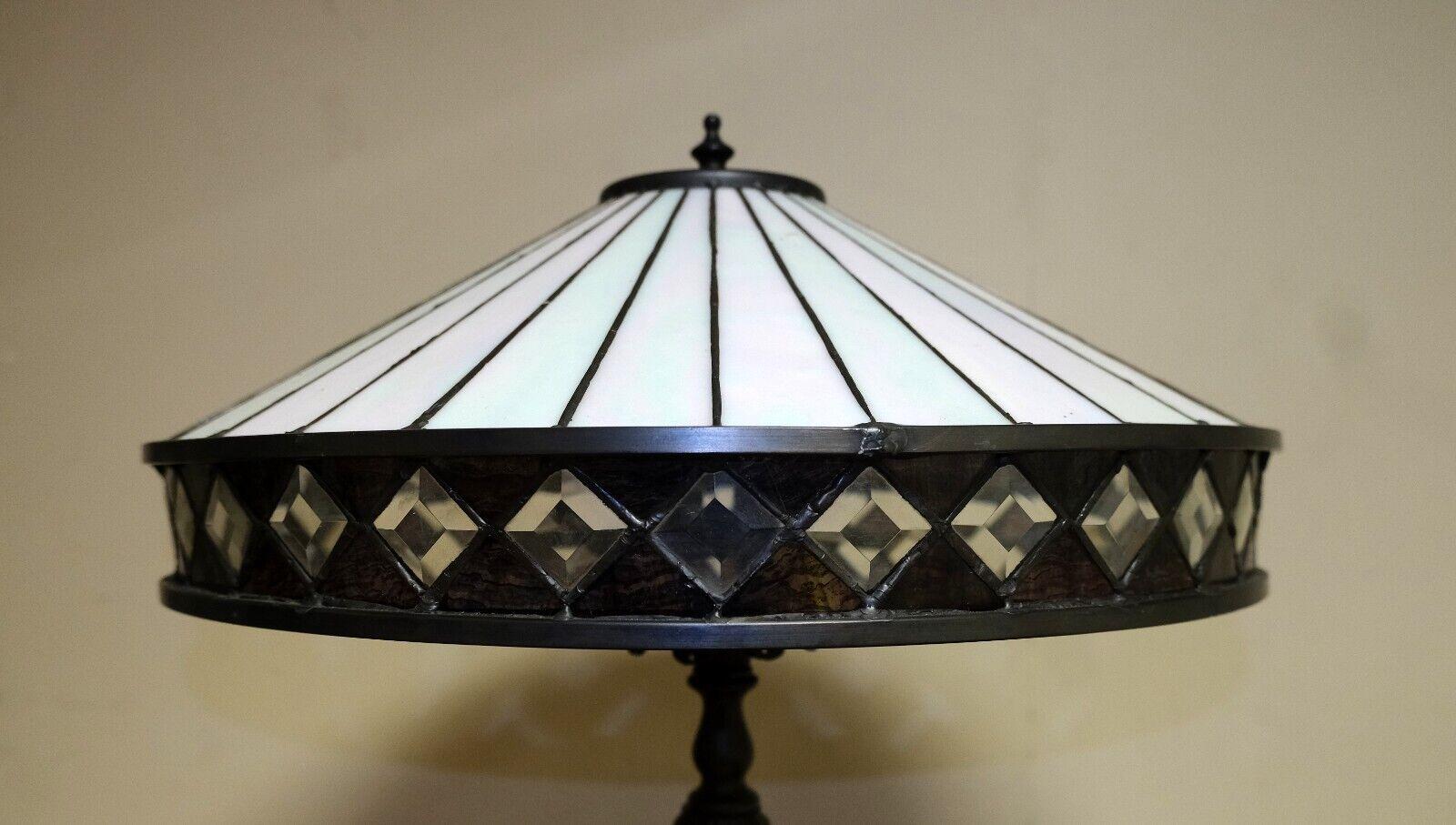 GORGEUSE LAMPE DE TABLE TIFFANY STYLE EN BRONZE COLORÉ DE VERRE DE DIAMANT en vente 1