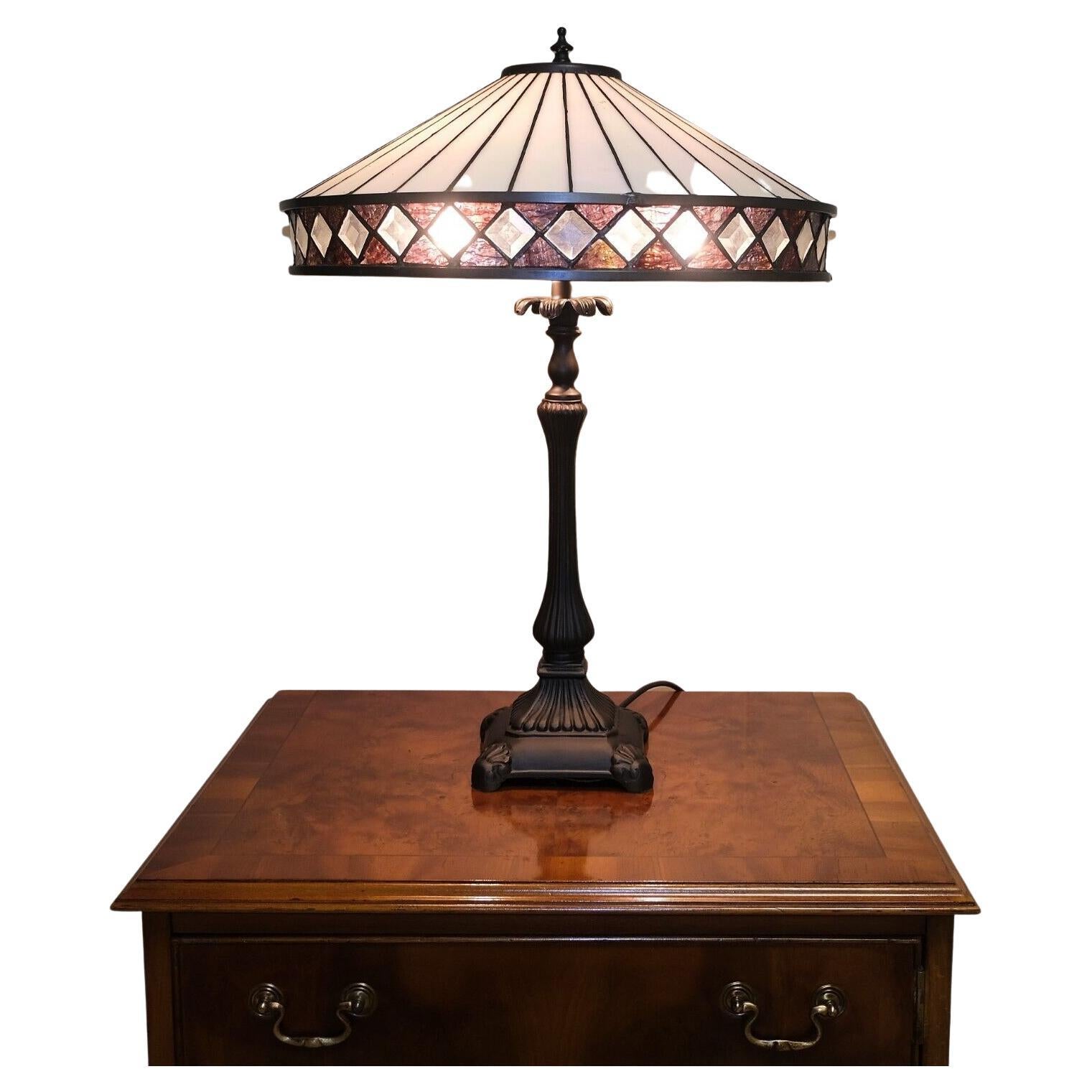 GORGEUSE LAMPE DE TABLE TIFFANY STYLE EN BRONZE COLORÉ DE VERRE DE DIAMANT en vente