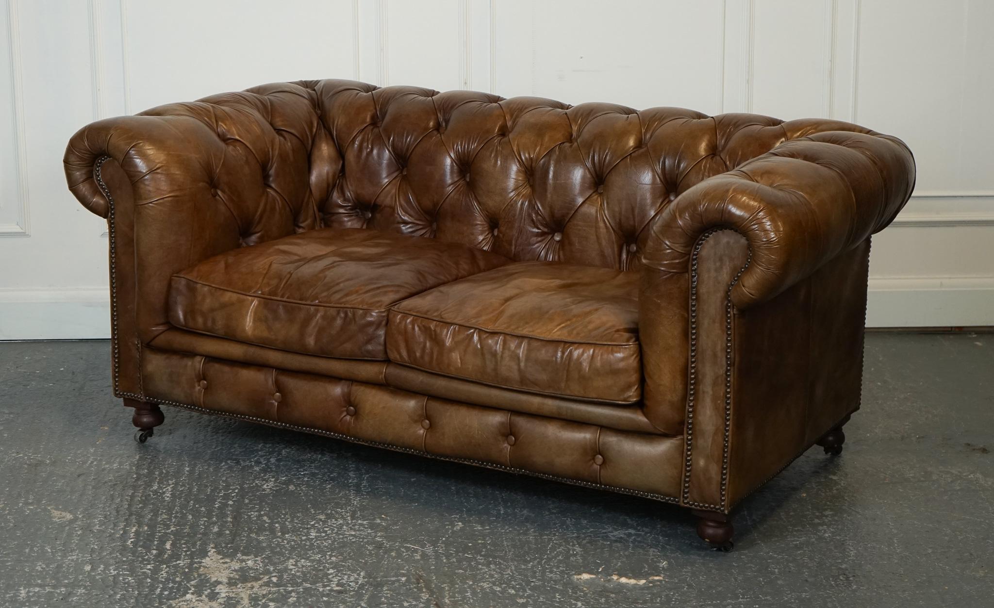 
Wir freuen uns, dieses wunderschöne Heritage Brown Chesterfield Ledersofa von Halo zum Verkauf anzubieten.

Das prächtige Chesterfield-Sofa von Halo ist ein echtes Statement, das Luxus und Eleganz ausstrahlt. Das mit braunem Leder gepolsterte Sofa