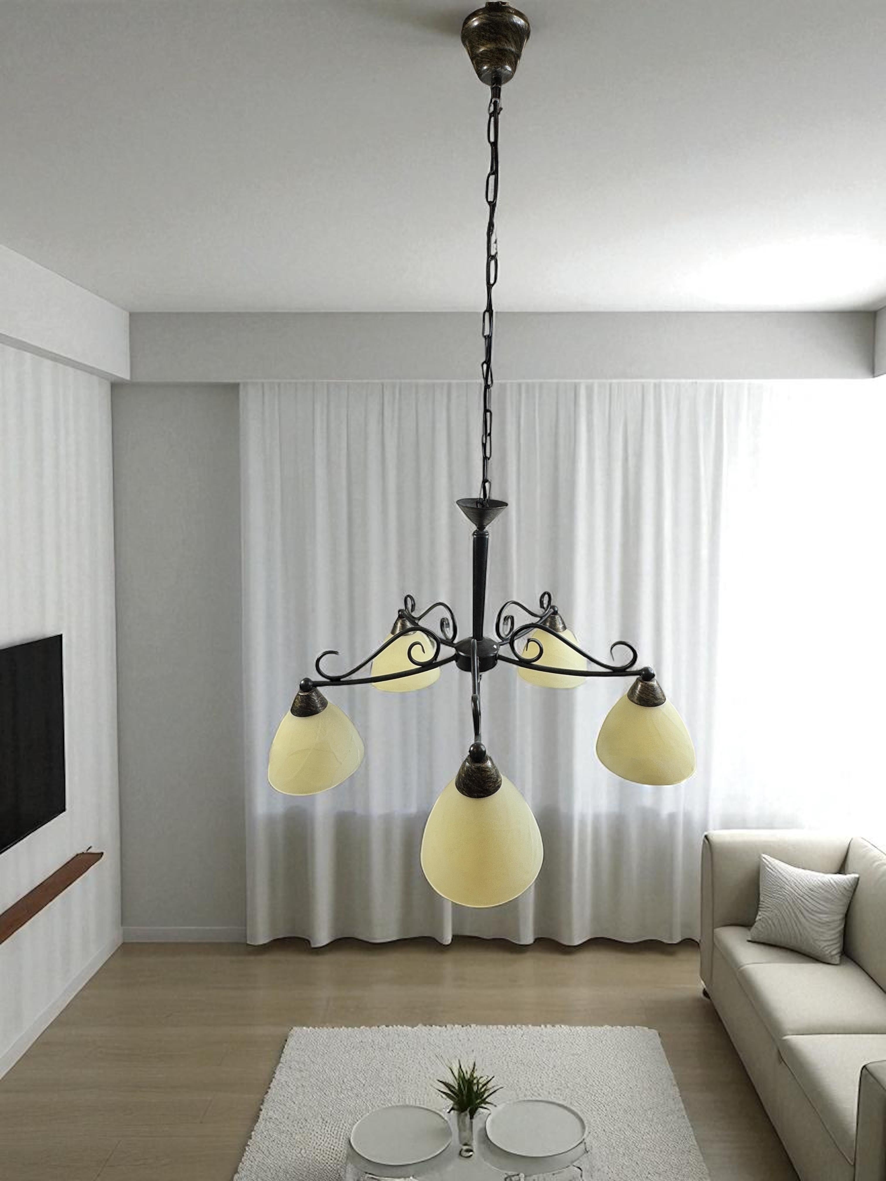 Preciosa araña de granja de cinco luces con pantalla de vidrio y metal tole, años 70 en venta 5