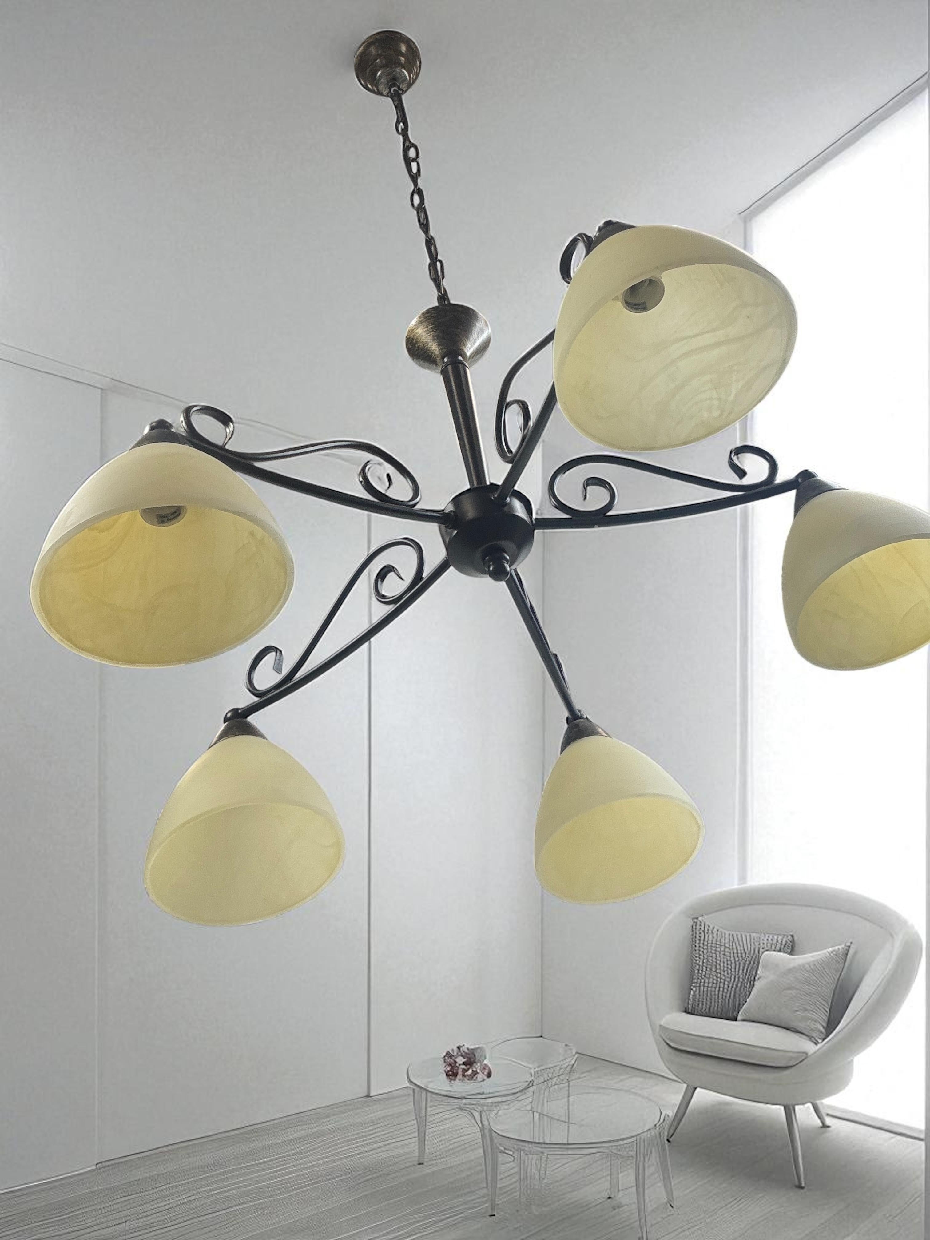 Preciosa araña de granja de cinco luces con pantalla de vidrio y metal tole, años 70 en venta 6
