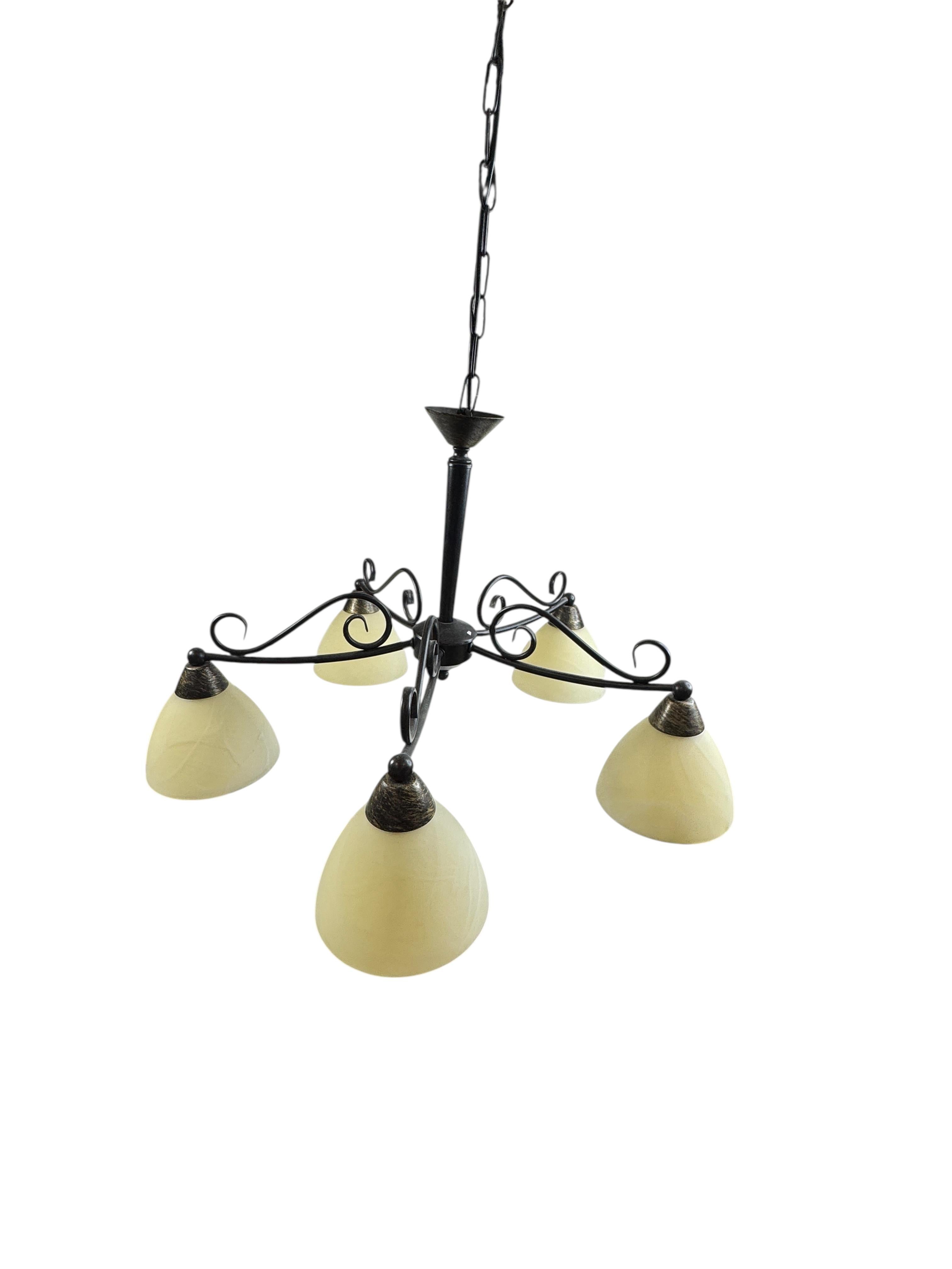 Preciosa araña de granja de cinco luces con pantalla de vidrio y metal tole, años 70 en venta 9