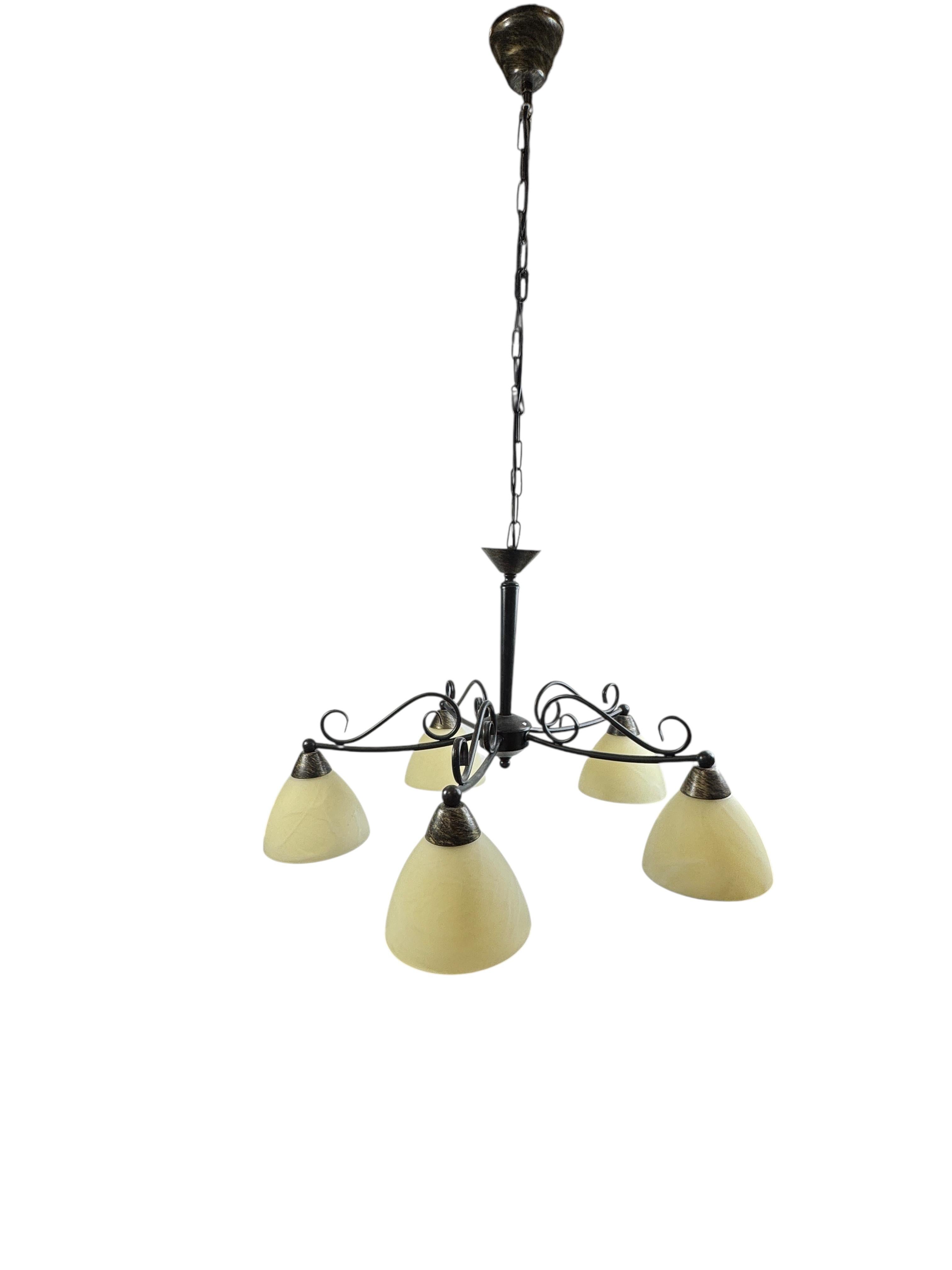 Pequeña lámpara de araña de cinco luces estilo granja. El aparato necesita cinco bombillas Candelabro europeas E14 / 110 voltios, cada bombilla de hasta 40 vatios. Preciosa lámpara de araña de metal con tulipas de cristal. Da una luz muy cálida y