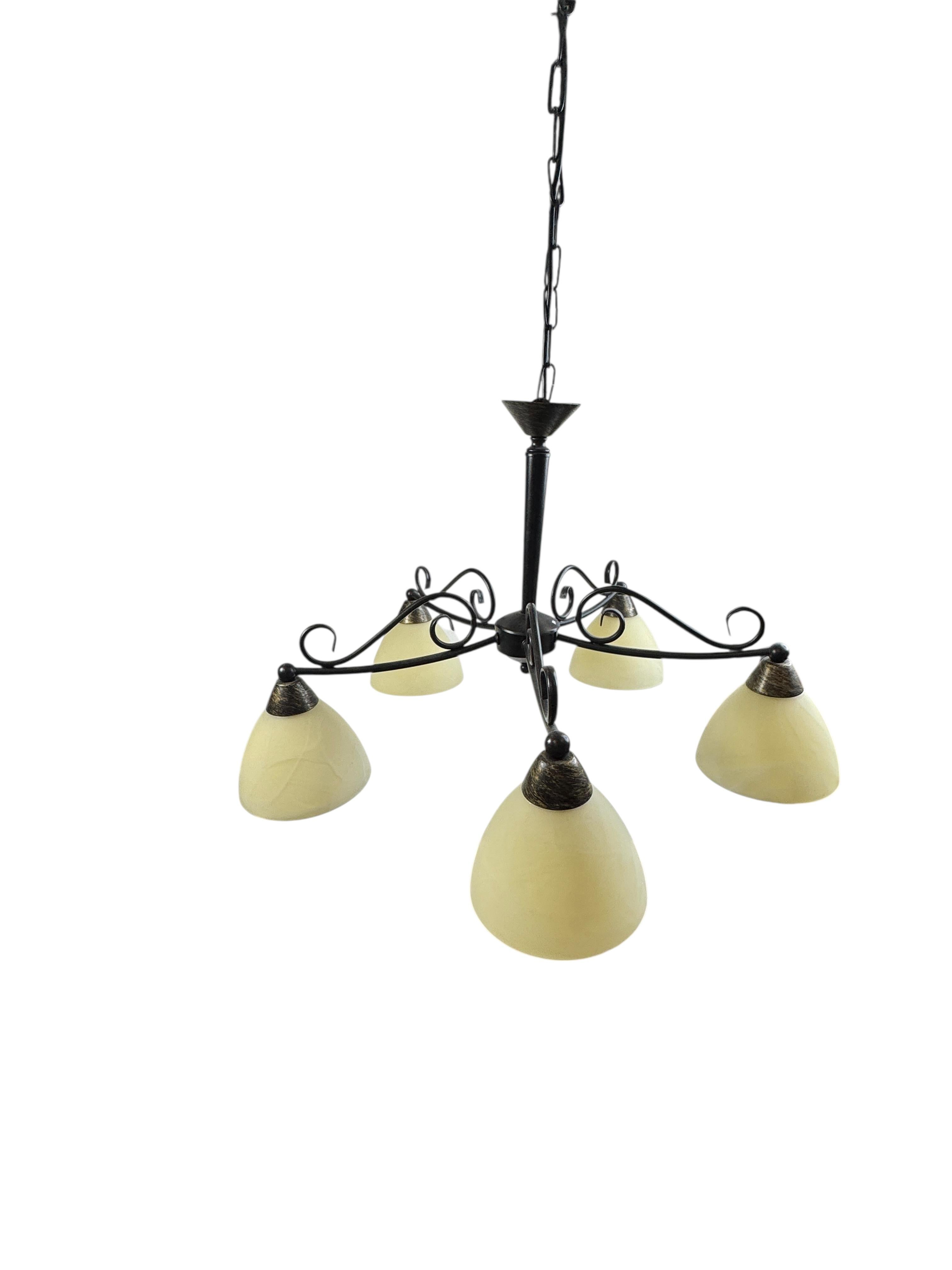 Preciosa araña de granja de cinco luces con pantalla de vidrio y metal tole, años 70 Alemán en venta