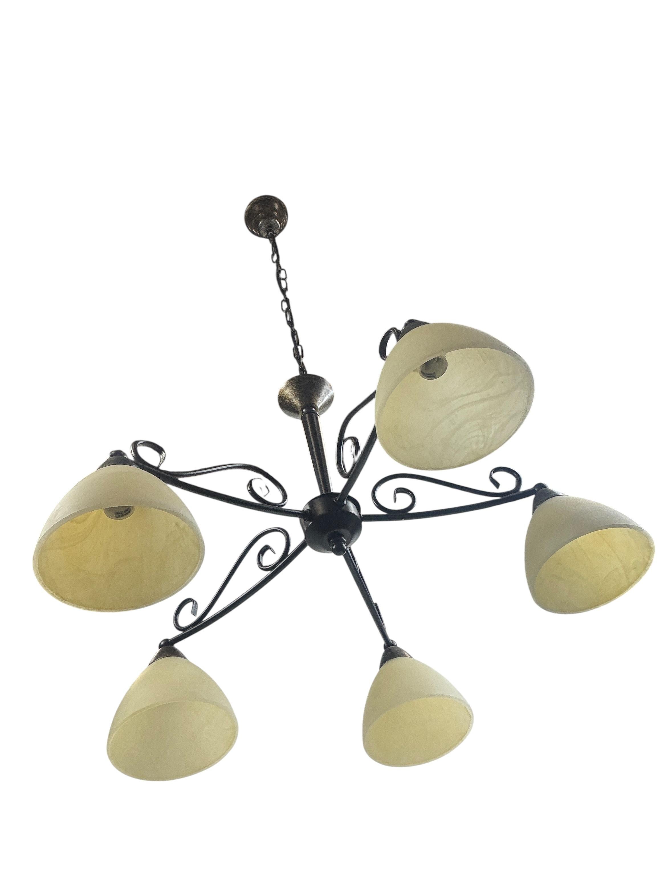 Preciosa araña de granja de cinco luces con pantalla de vidrio y metal tole, años 70 finales del siglo XX en venta