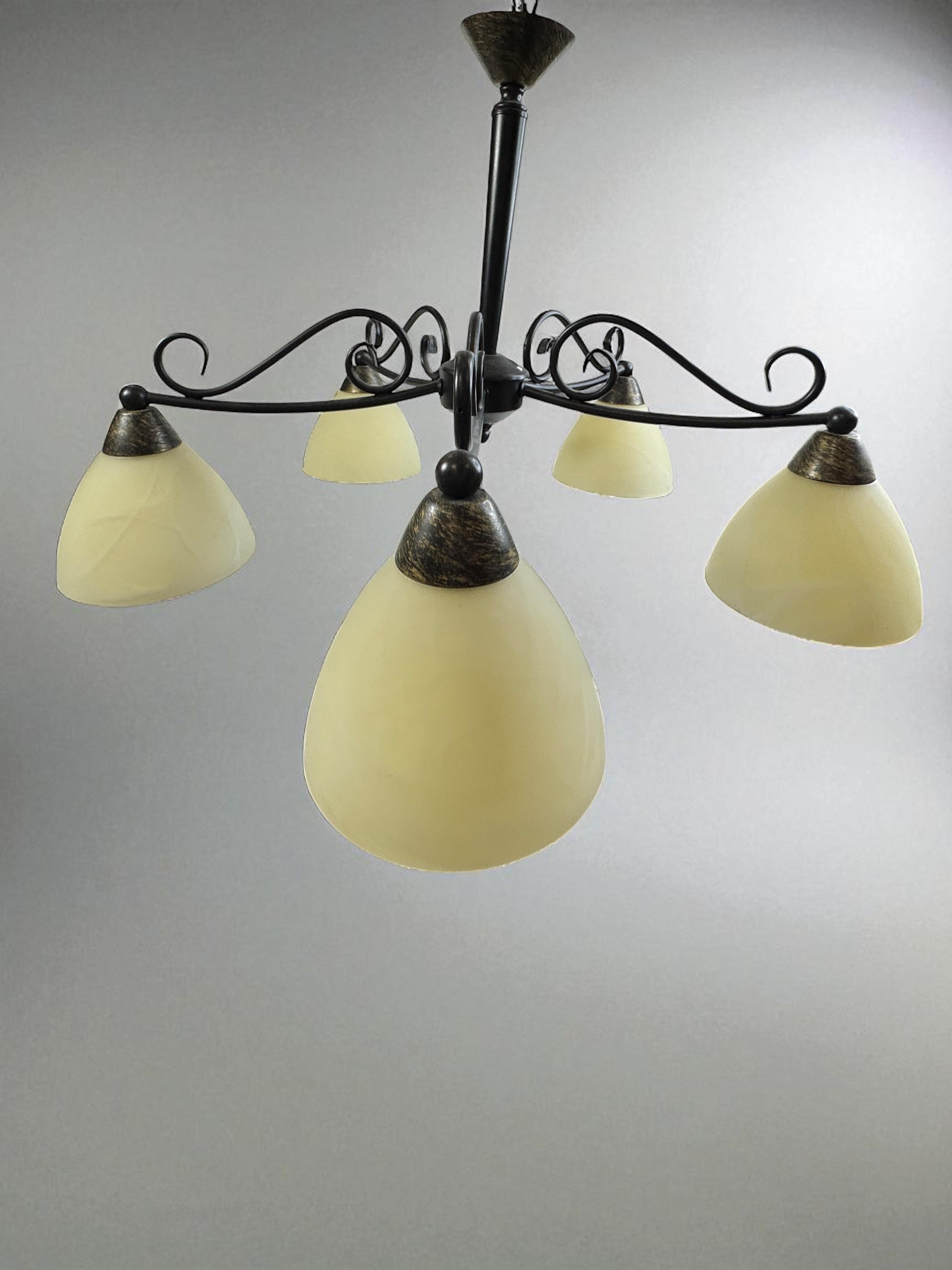 Preciosa araña de granja de cinco luces con pantalla de vidrio y metal tole, años 70 en venta 1