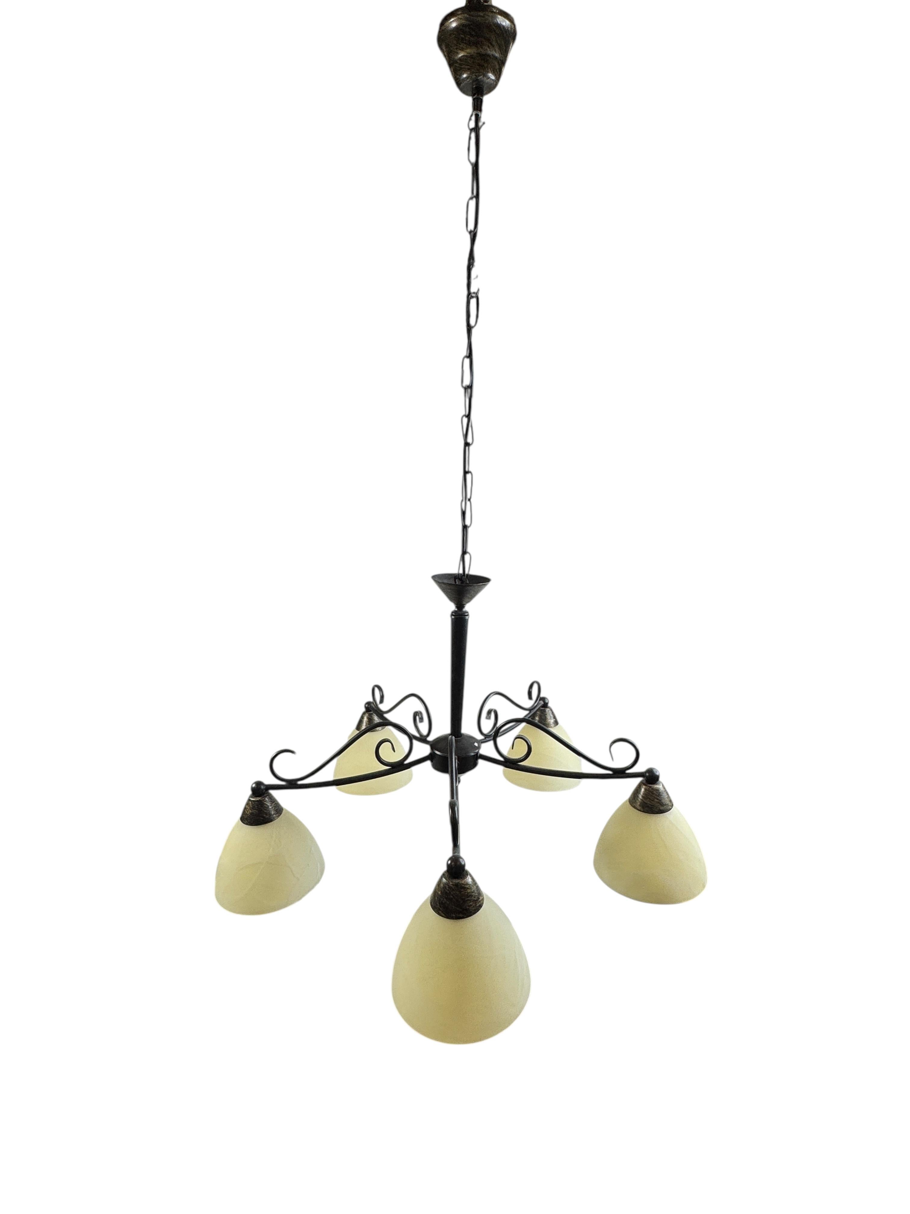 Preciosa araña de granja de cinco luces con pantalla de vidrio y metal tole, años 70 en venta